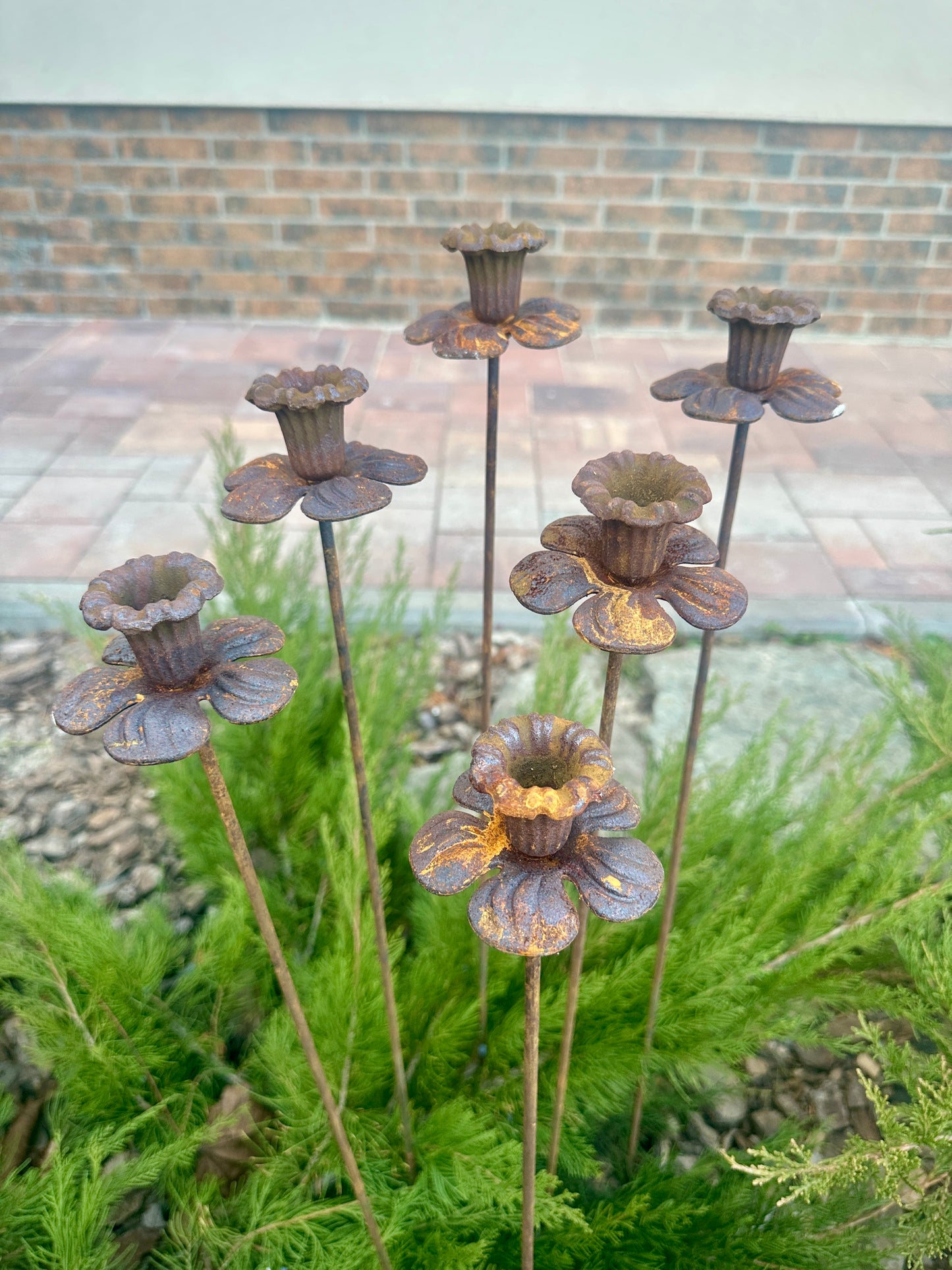 Rusty Metal Narcissus Set of 6, Rustic Bell-Shaped Flower Décor