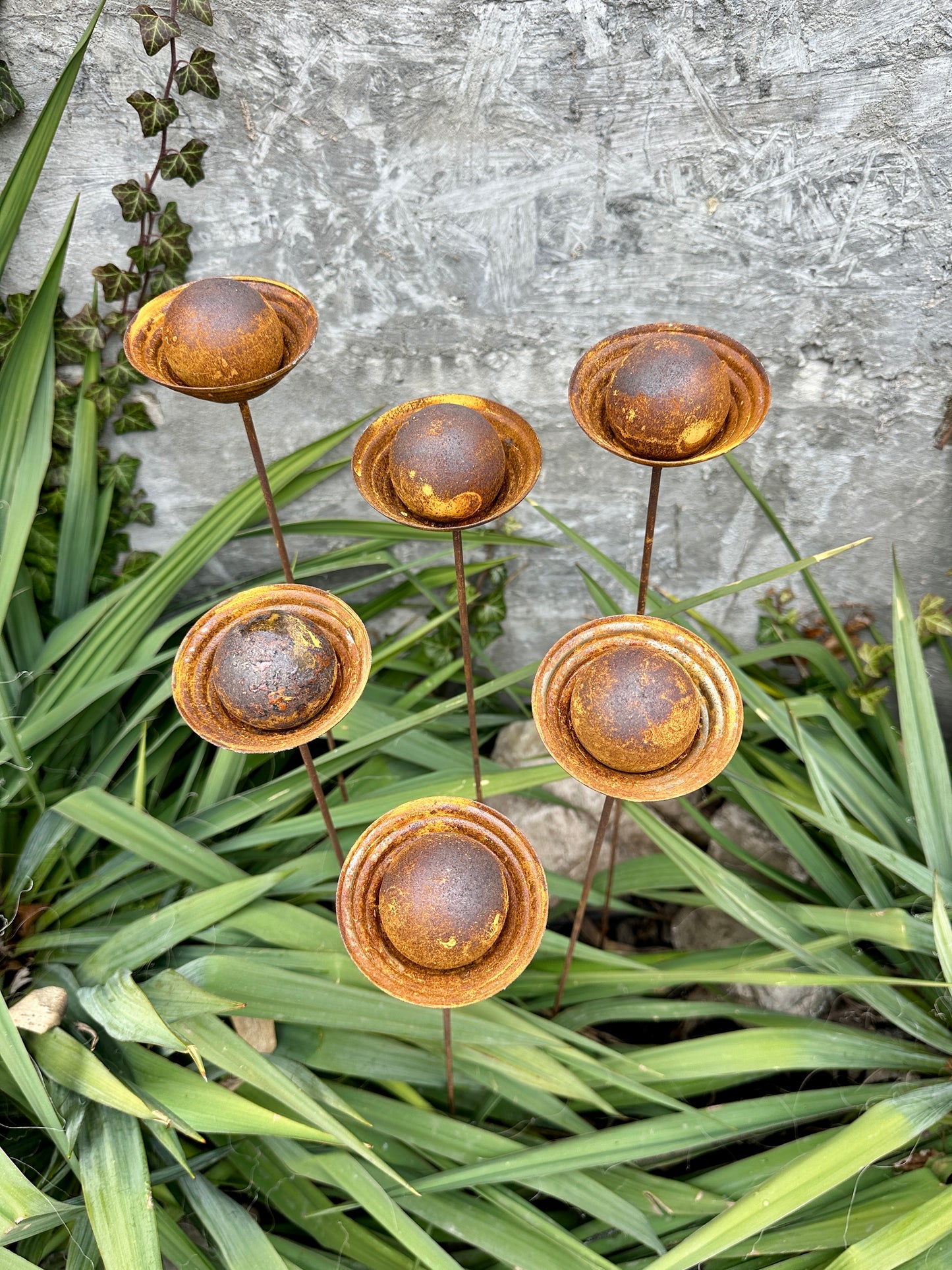 Rusty flower buds set of 6, Metal Rain Catchers, Bee Cups Outdoor Garden Decoration, Bees Garden Decoration, Water Station, Garden Stakes