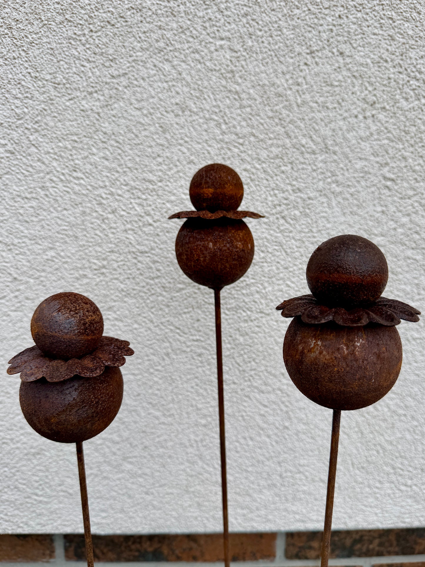 Moderne minimalistische Gartenstecker, rostiges Metall für den Garten oder die Außendekoration