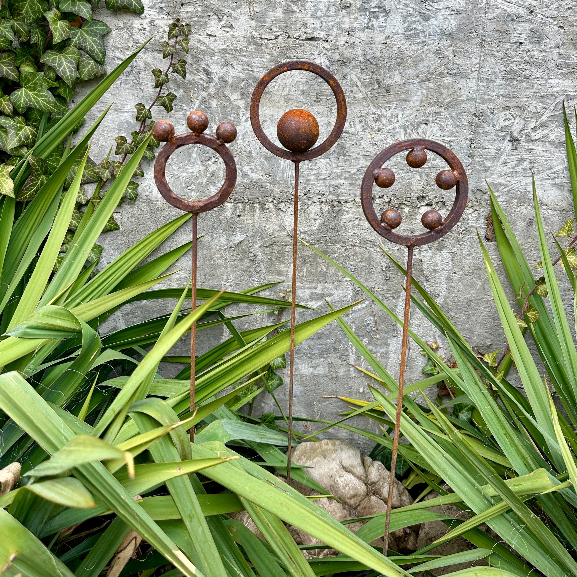 Rusty metal ring decor, Set of 3 Rusty Metal garden stakes, Rusty garden finials