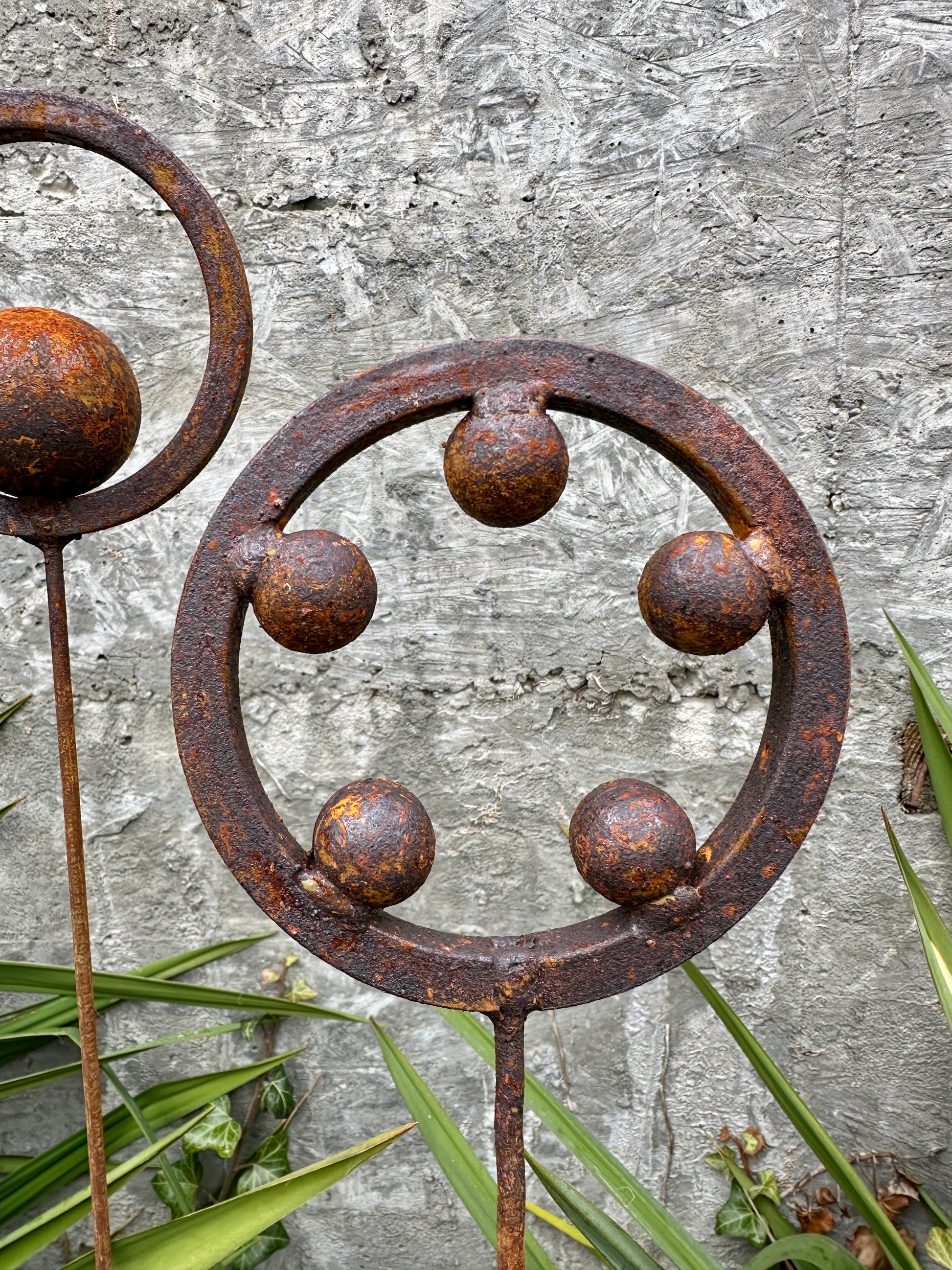 Rusty metal ring decor, Metal garden stakes, Rusty garden finials