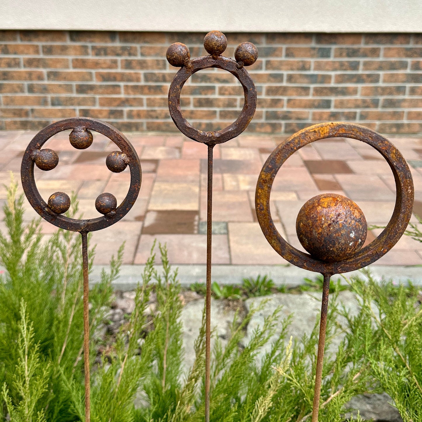 Rusty metal ring decor, Set of 3 Rusty Metal garden stakes, Rusty garden finials