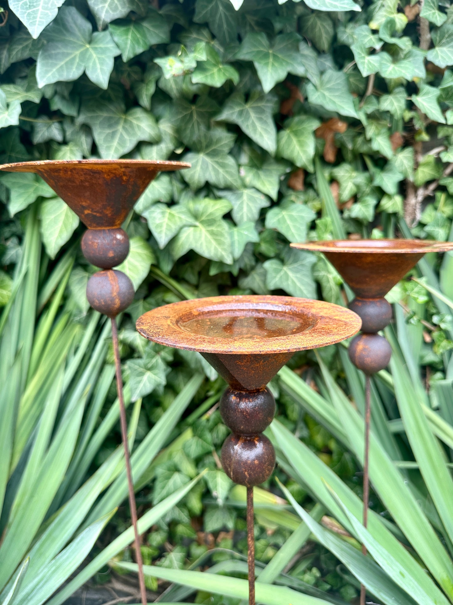 Juego de 3 flores de metal oxidado, decoraciones de jardín, decoración exterior hecha a mano para patios traseros, paisajismo rústico, arte de jardín, tazas para abejas y mariposas