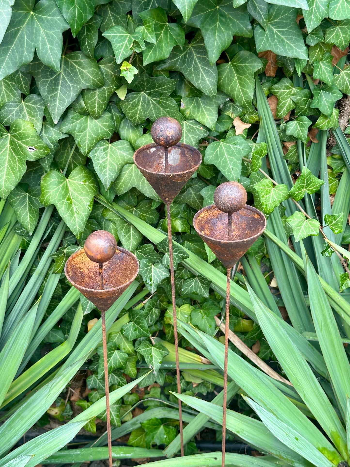Set mit 3 Gartenpfählen und Endstücken aus rostigem Metall: Rustikale Metalldekoration für Ihren Garten.