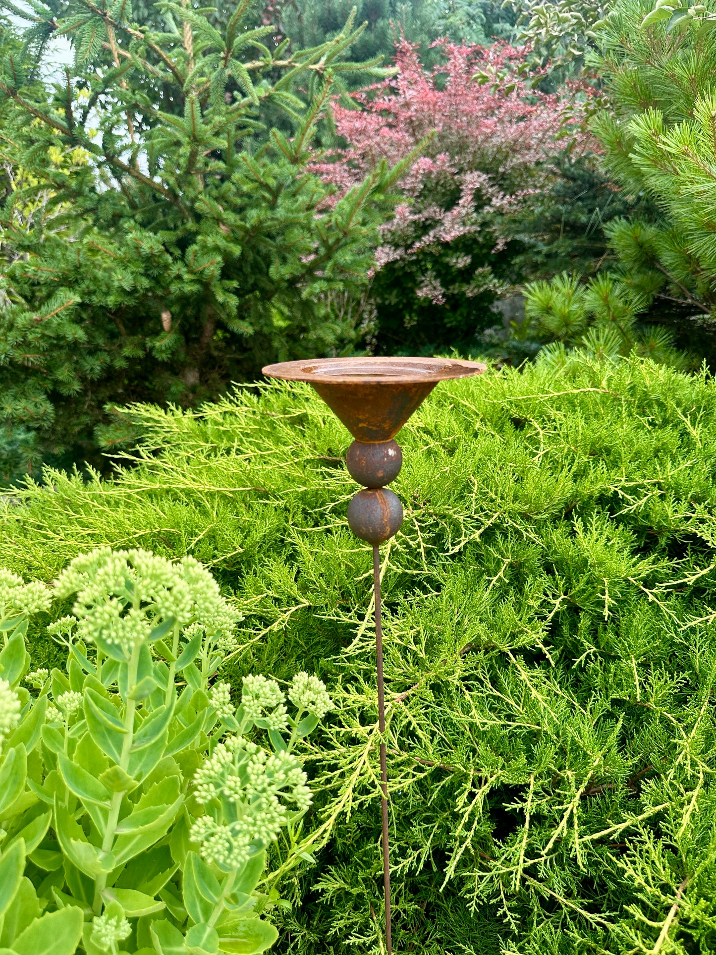 Set mit 3 Gartenpfählen und Endstücken aus rostigem Metall: Rustikale Metalldekoration für Ihren Garten.