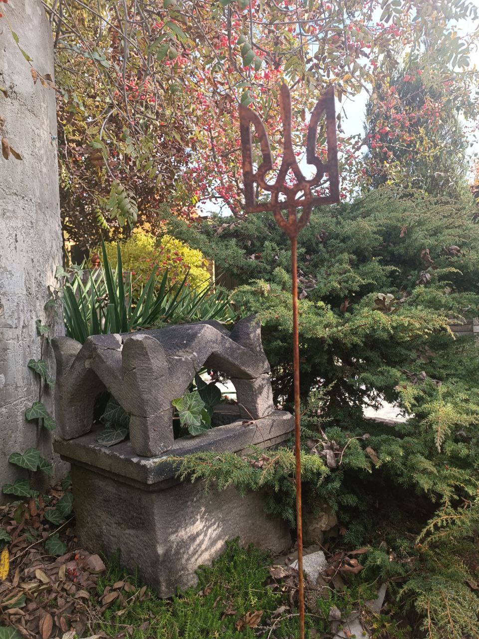 Ukrainian Rusty Tryzub, Metal garden stakes, Rusty garden finials, Metal garden decor, Stand with Ukraine, Ukrainian trident
