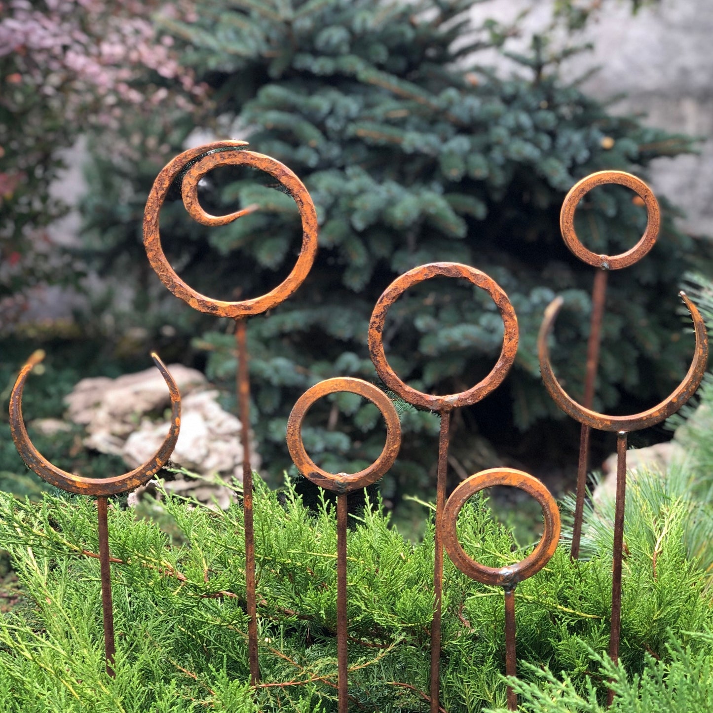 Set mit 7 rostigen Gartenstäben aus Metall: Kunst und Dekor für den Außenbereich.