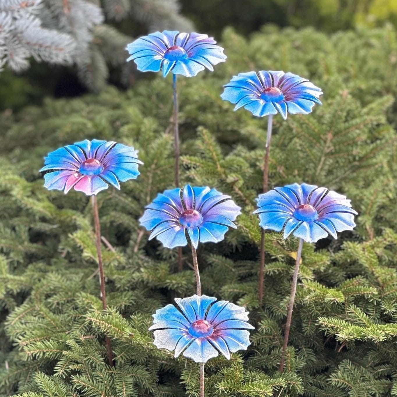 Sechs elegante handgefertigte Gartenstecker aus blauem Metall mit Blum – Pava Garden Boutique