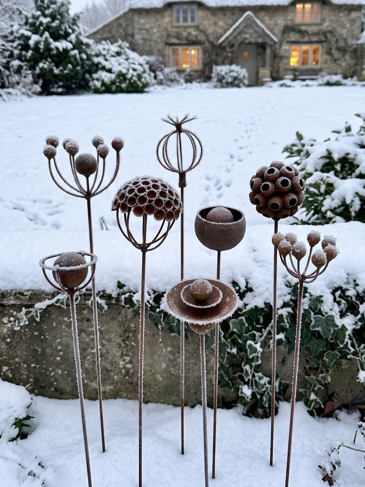 Juego de 8 esculturas de flores rústicas de metal – Estacas de jardín hechas a mano, aptas para abejas y mariposas, decoración de jardín