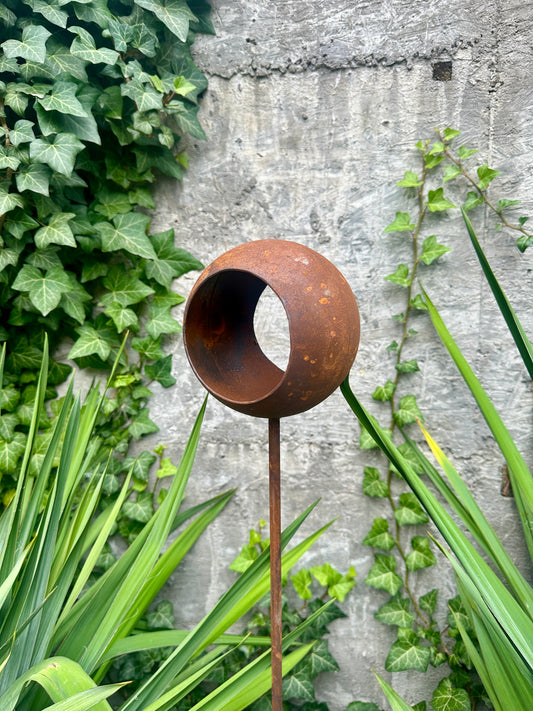 Comedero para pájaros oxidado de metal en estaca, comedero rústico para pájaros, decoración de jardín al aire libre, arte de jardín envejecido, refugio único para pájaros