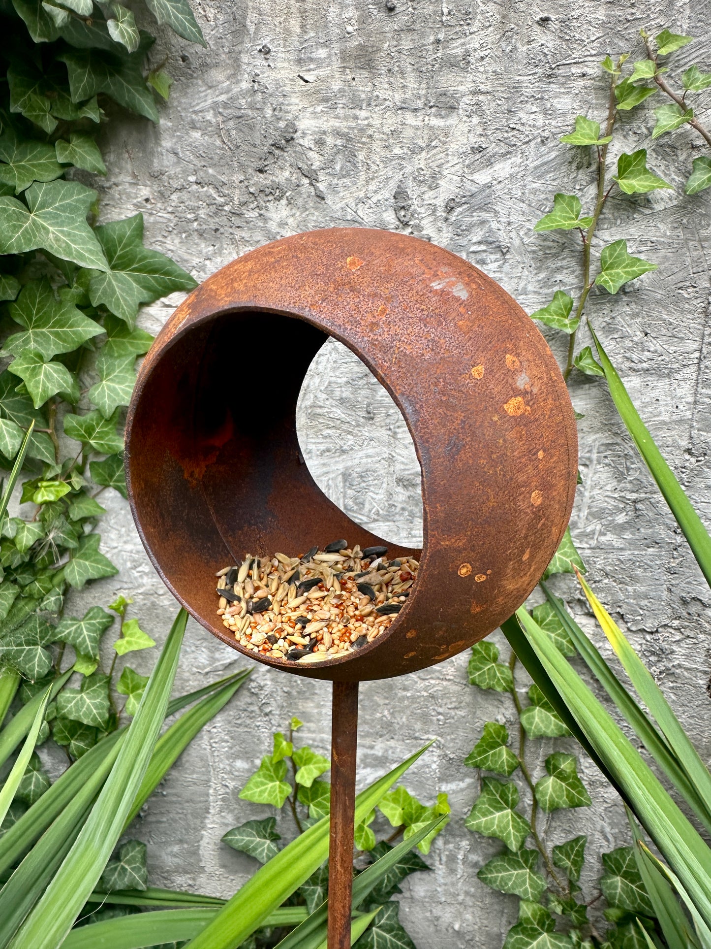 Comedero para pájaros oxidado de metal en estaca, comedero rústico para pájaros, decoración de jardín al aire libre, arte de jardín envejecido, refugio único para pájaros