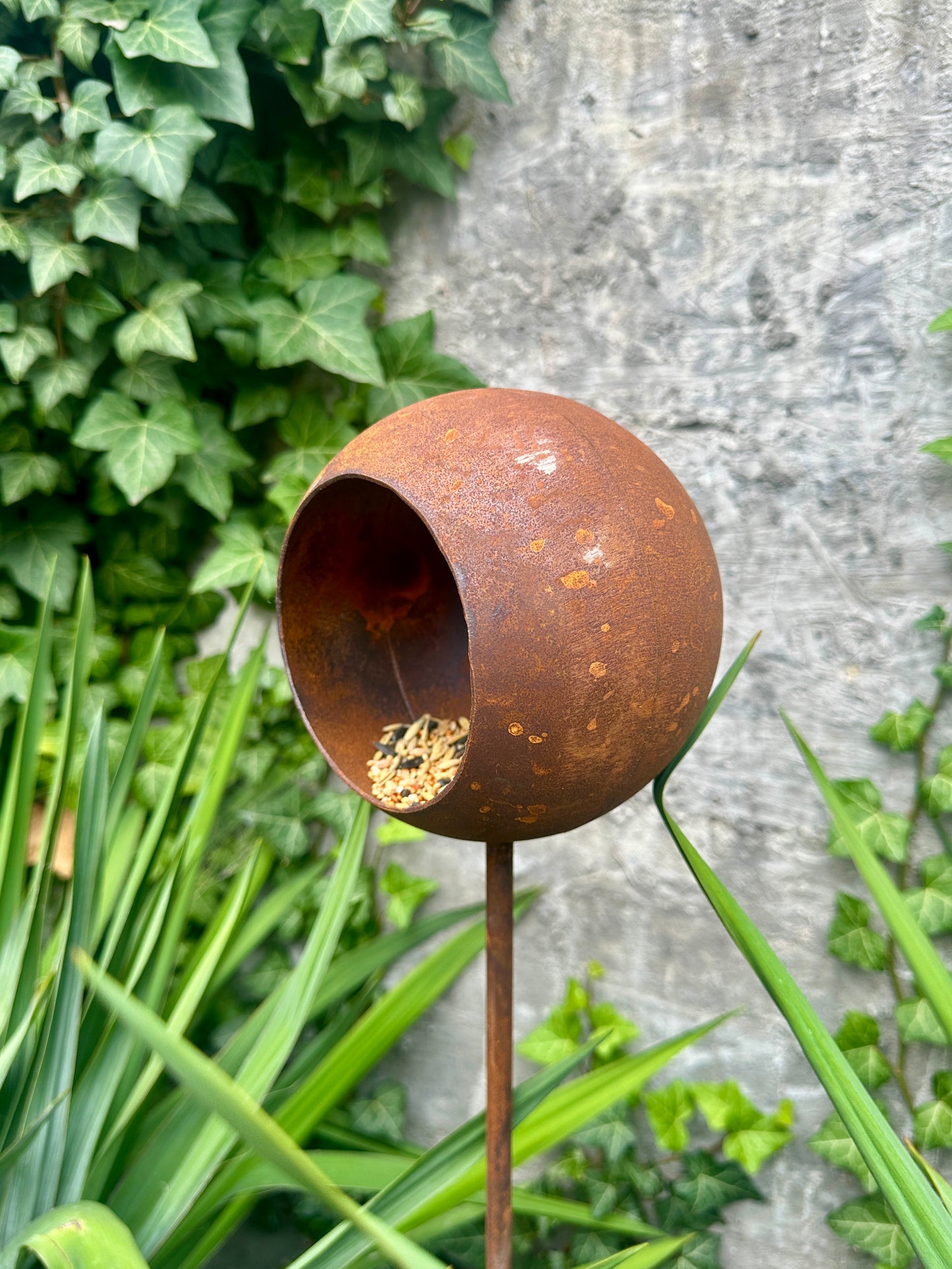 Comedero para pájaros oxidado de metal en estaca, comedero rústico para pájaros, decoración de jardín al aire libre, arte de jardín envejecido, refugio único para pájaros