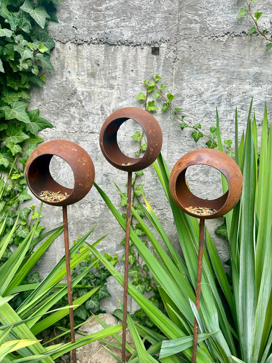 Juego de 3 comederos de acero oxidado para pájaros con perchas, arte de jardín para exteriores con efecto envejecido