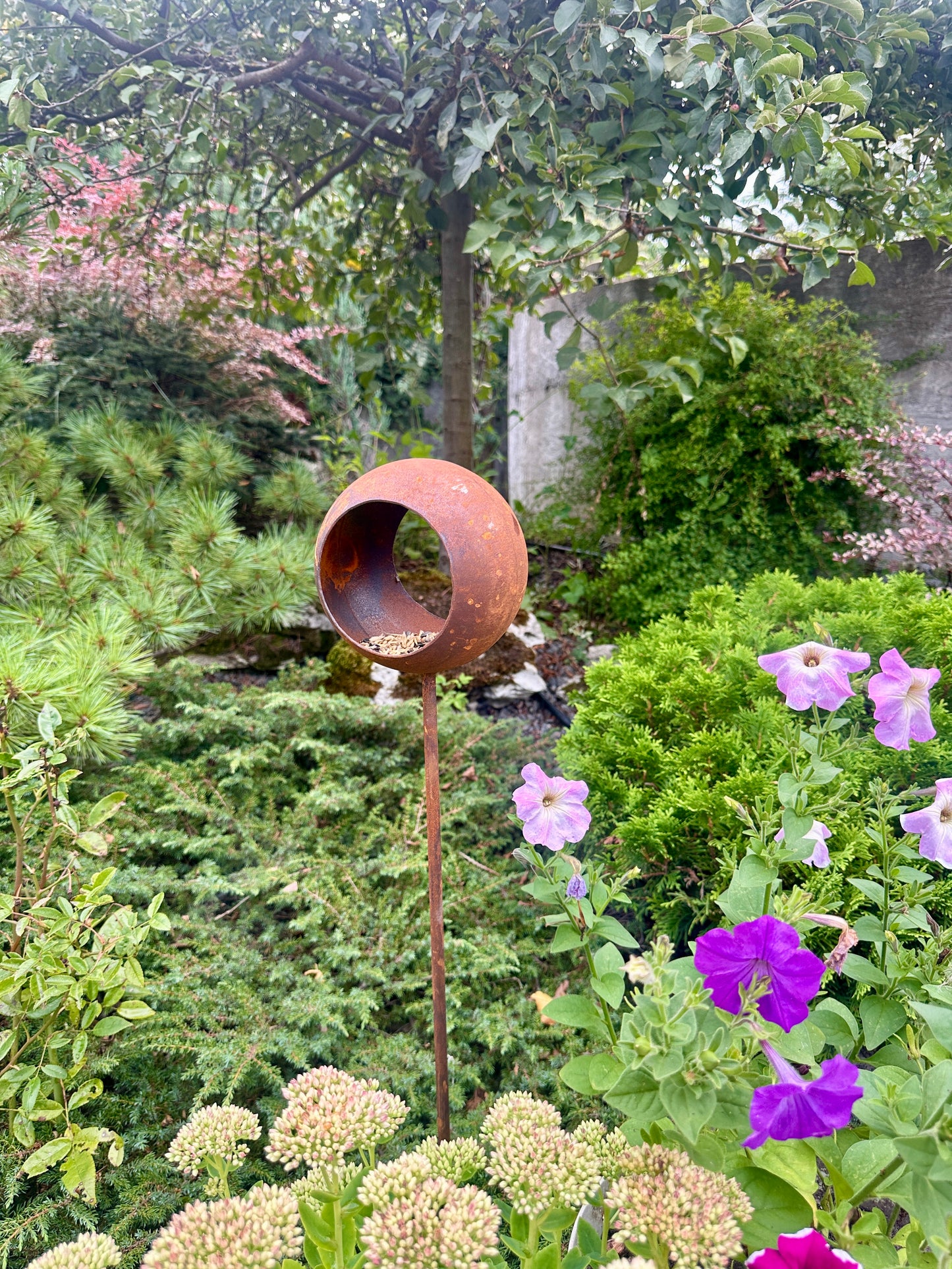 Comedero para pájaros oxidado de metal en estaca, comedero rústico para pájaros, decoración de jardín al aire libre, arte de jardín envejecido, refugio único para pájaros