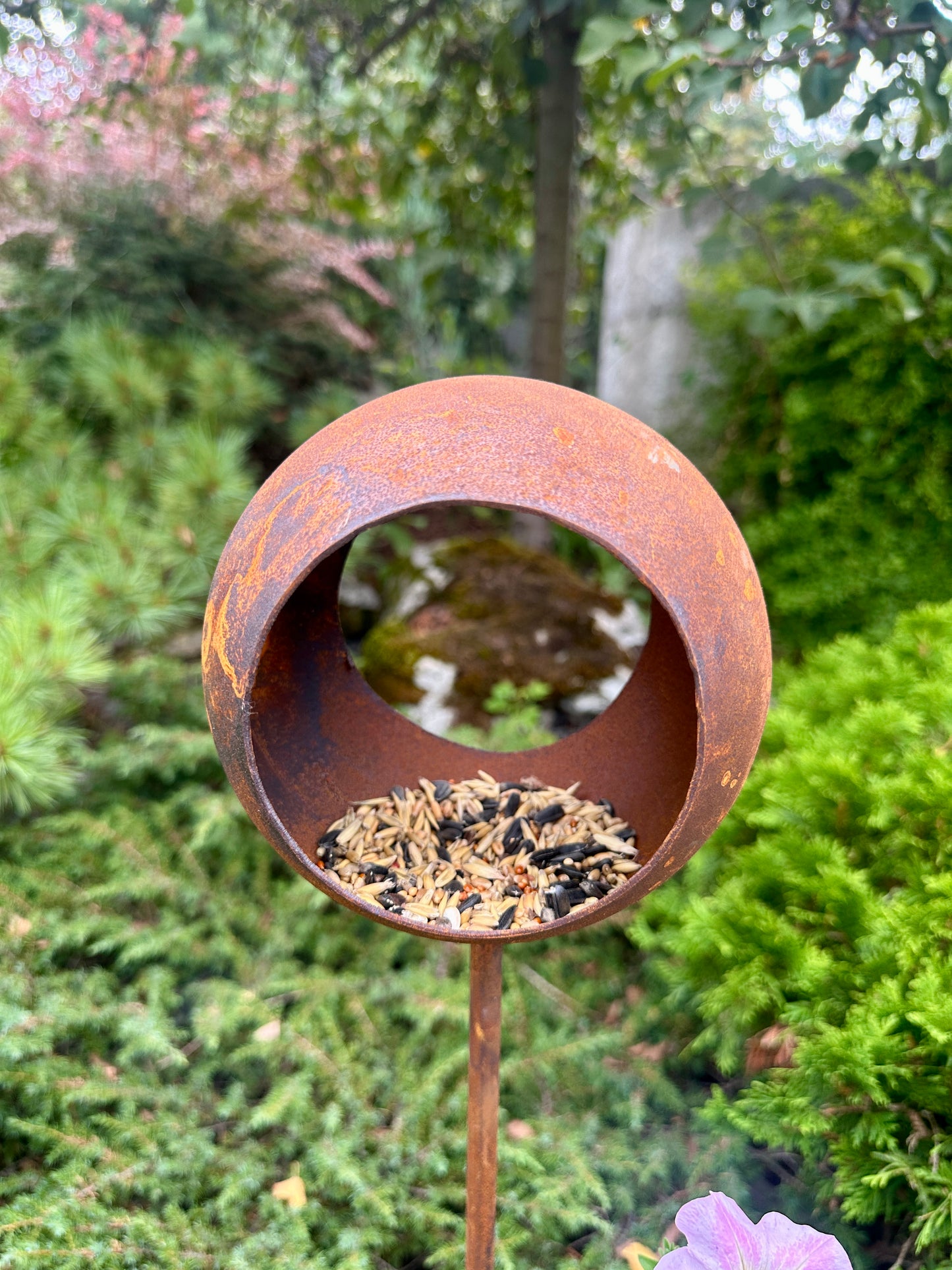 Comedero para pájaros oxidado de metal en estaca, comedero rústico para pájaros, decoración de jardín al aire libre, arte de jardín envejecido, refugio único para pájaros