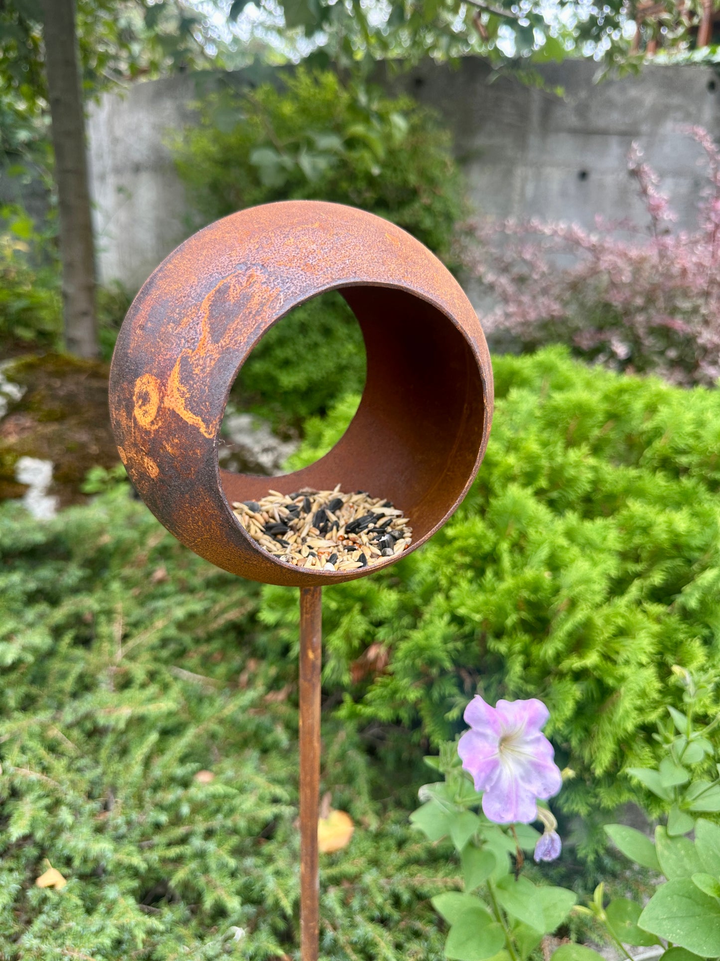 Comedero para pájaros oxidado de metal en estaca, comedero rústico para pájaros, decoración de jardín al aire libre, arte de jardín envejecido, refugio único para pájaros