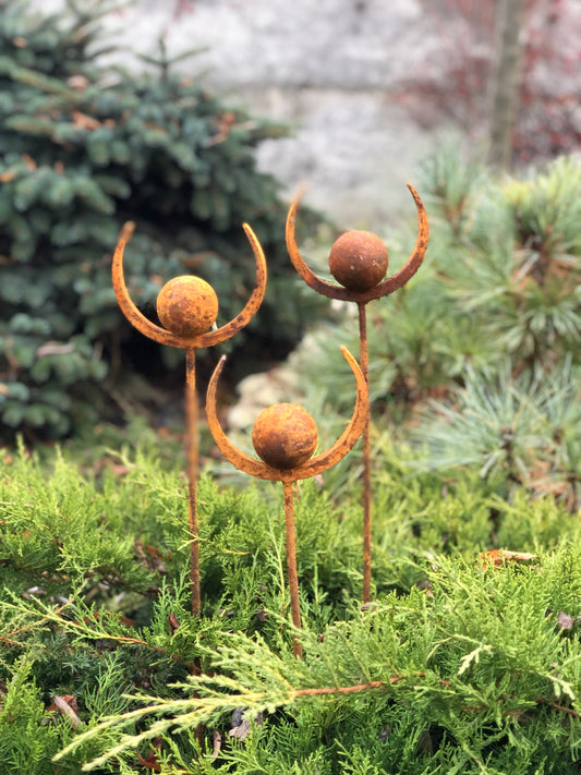 Set of 3 Rusty Metal garden stakes, Rusty garden finials, Metal garden decor, metal yard art, outdoor metal decor, Rusty metal ring decor