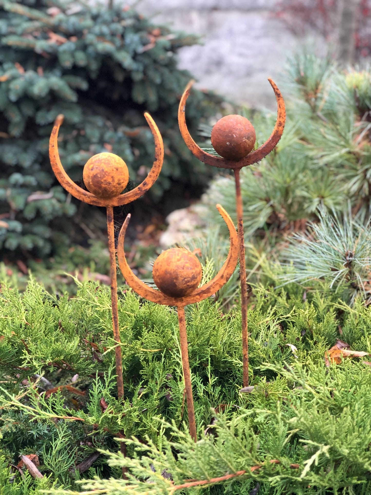 Set of 3 Rusty Metal garden stakes, Rusty garden finials, Metal garden decor, metal yard art, outdoor metal decor, Rusty metal ring decor