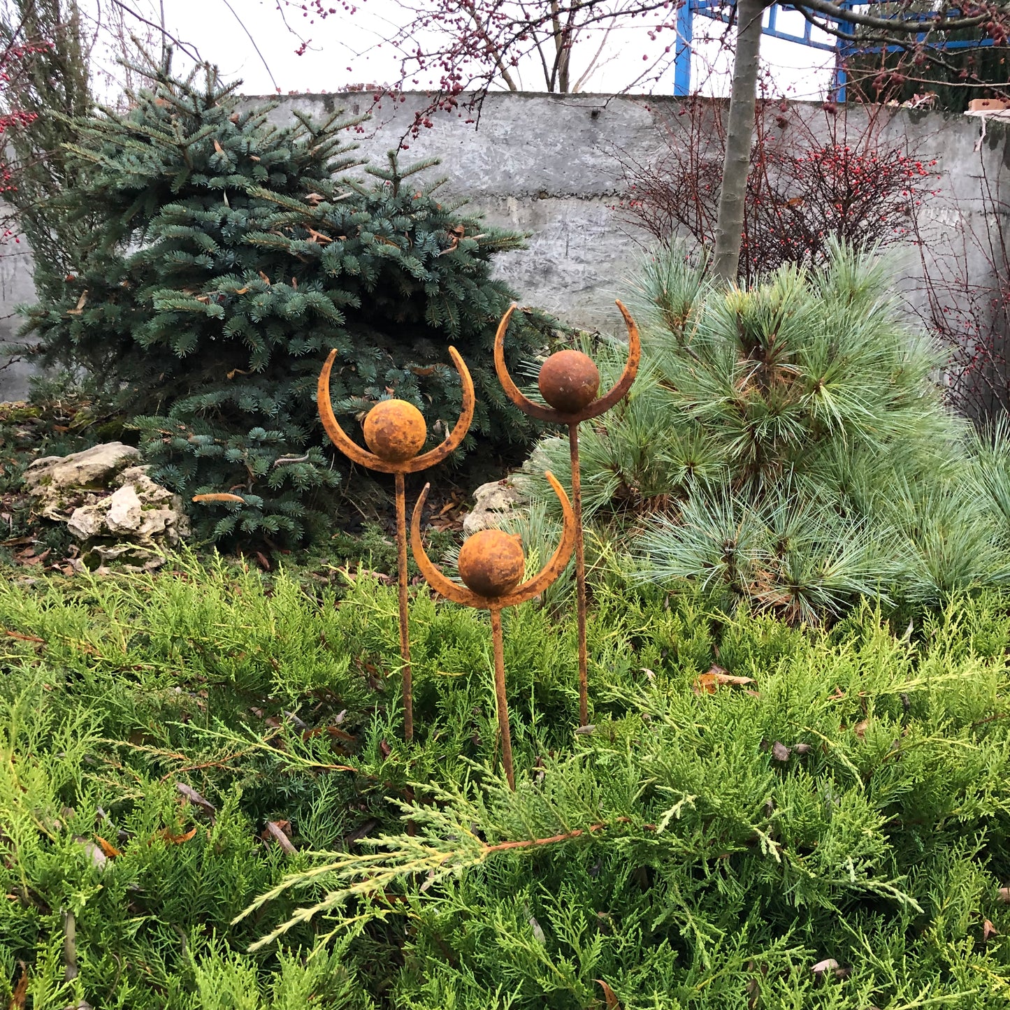 Set of 3 Rusty Metal garden stakes, Rusty garden finials, Metal garden decor, metal yard art, outdoor metal decor, Rusty metal ring decor