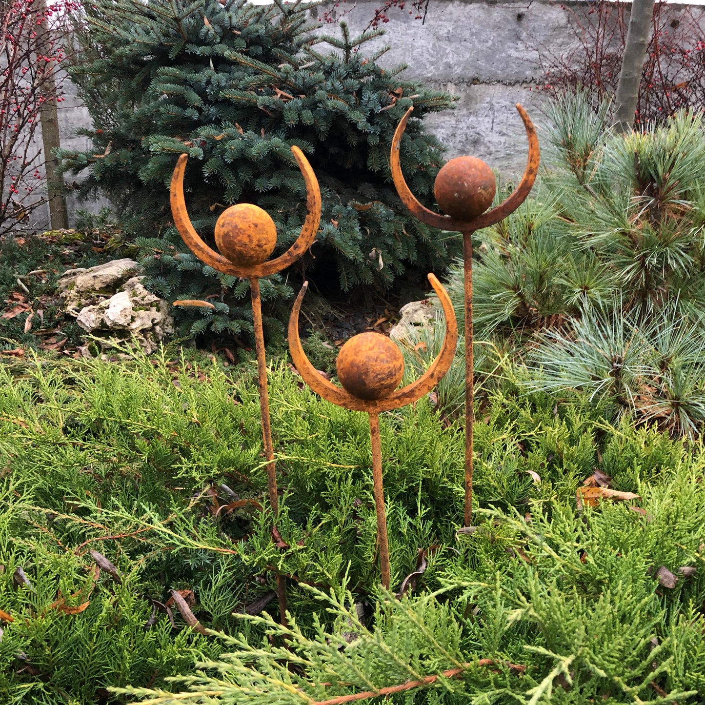 Set of 3 Rusty Metal garden stakes, Rusty garden finials, Metal garden decor, metal yard art, outdoor metal decor, Rusty metal ring decor