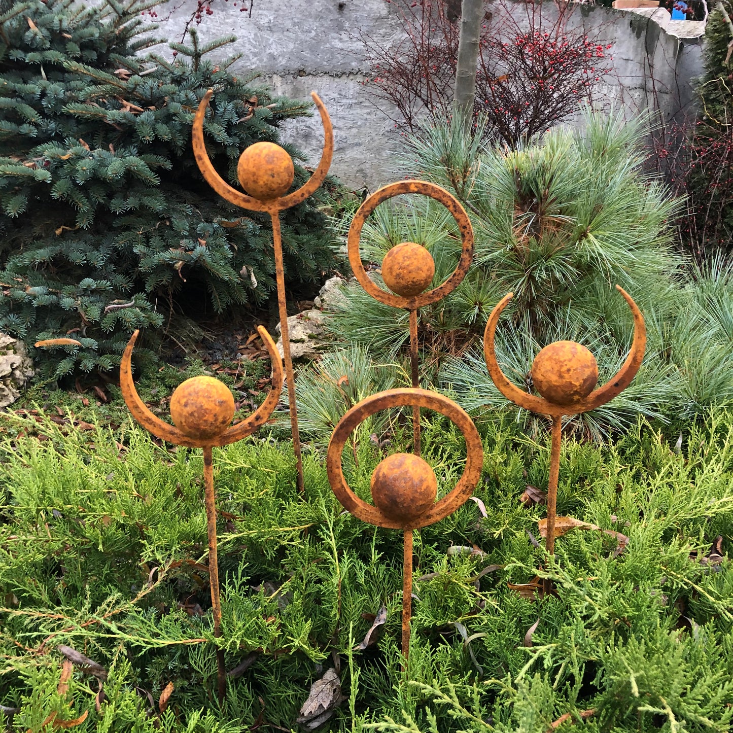 Set of 5 Rusty Metal garden stakes, Rusty garden finials, Metal garden decor, metal yard art, outdoor metal decor, Rusty metal ring decor