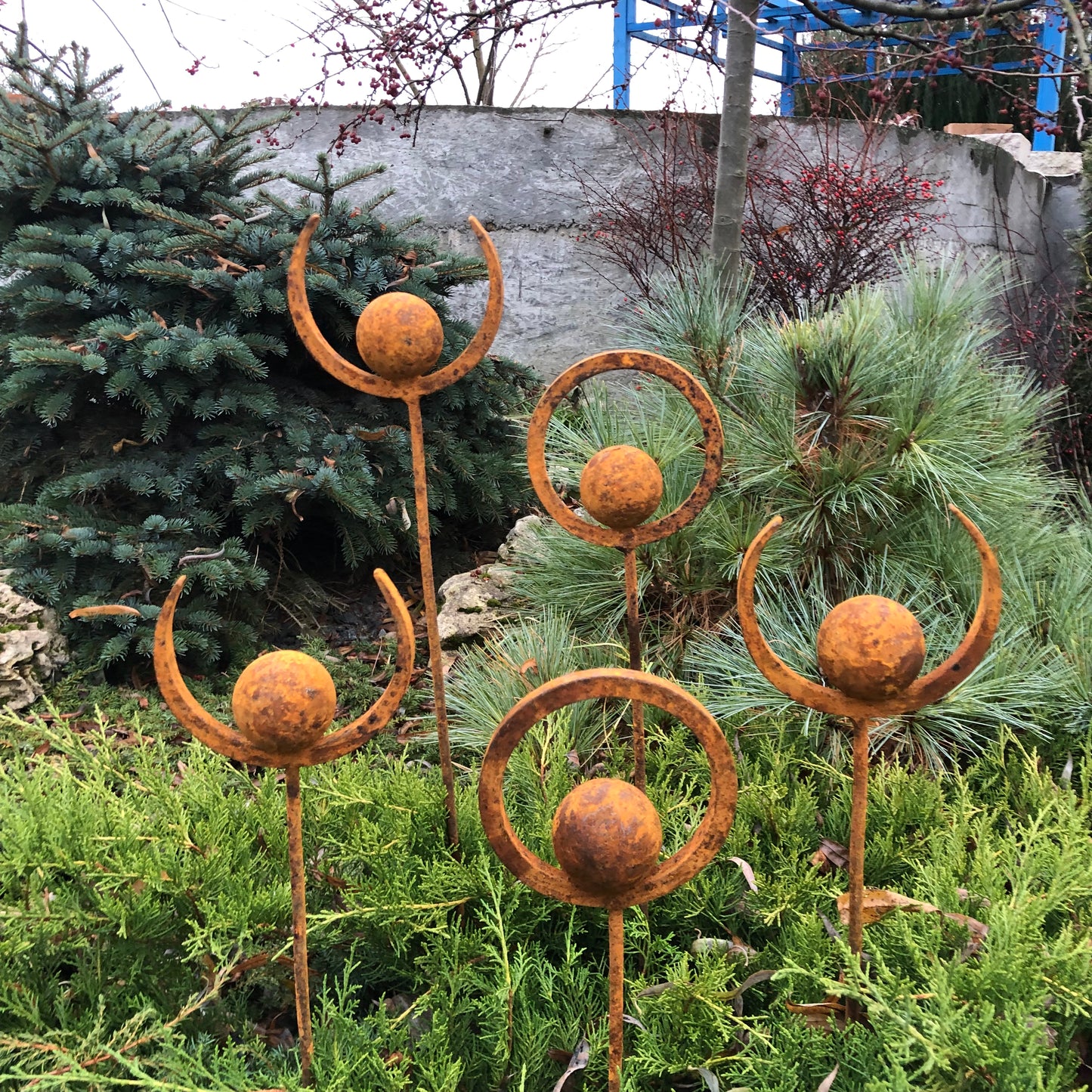 Set of 5 Rusty Metal garden stakes, Rusty garden finials, Metal garden decor, metal yard art, outdoor metal decor, Rusty metal ring decor