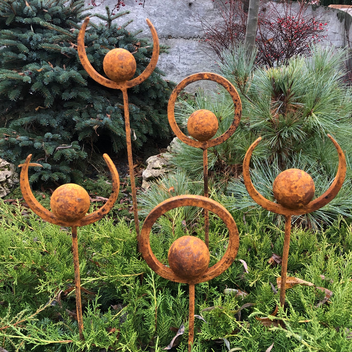 Set of 5 Rusty Metal garden stakes, Rusty garden finials, Metal garden decor, metal yard art, outdoor metal decor, Rusty metal ring decor