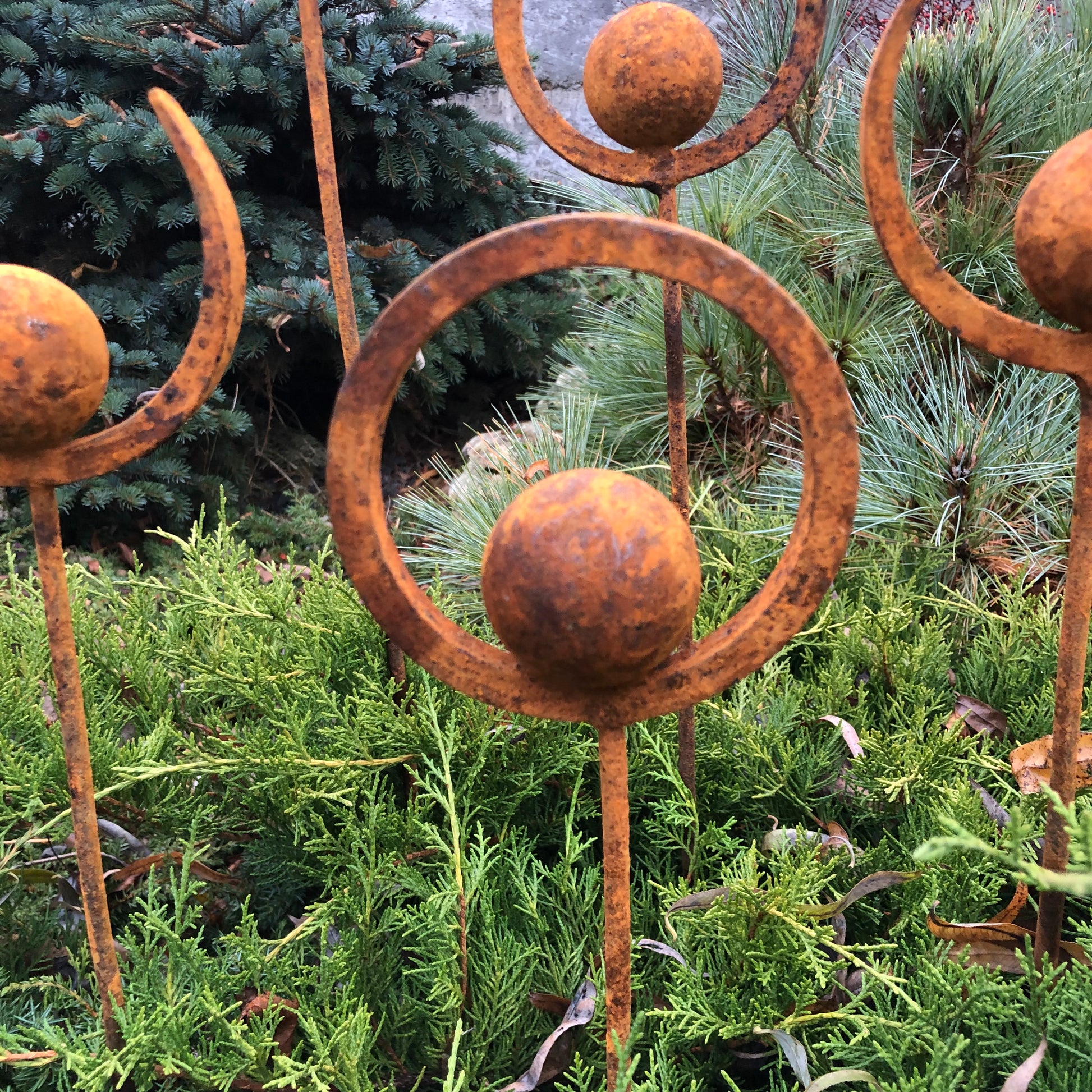 Set of 5 Rusty Metal garden stakes, Rusty garden finials, Metal garden decor, metal yard art, outdoor metal decor, Rusty metal ring decor