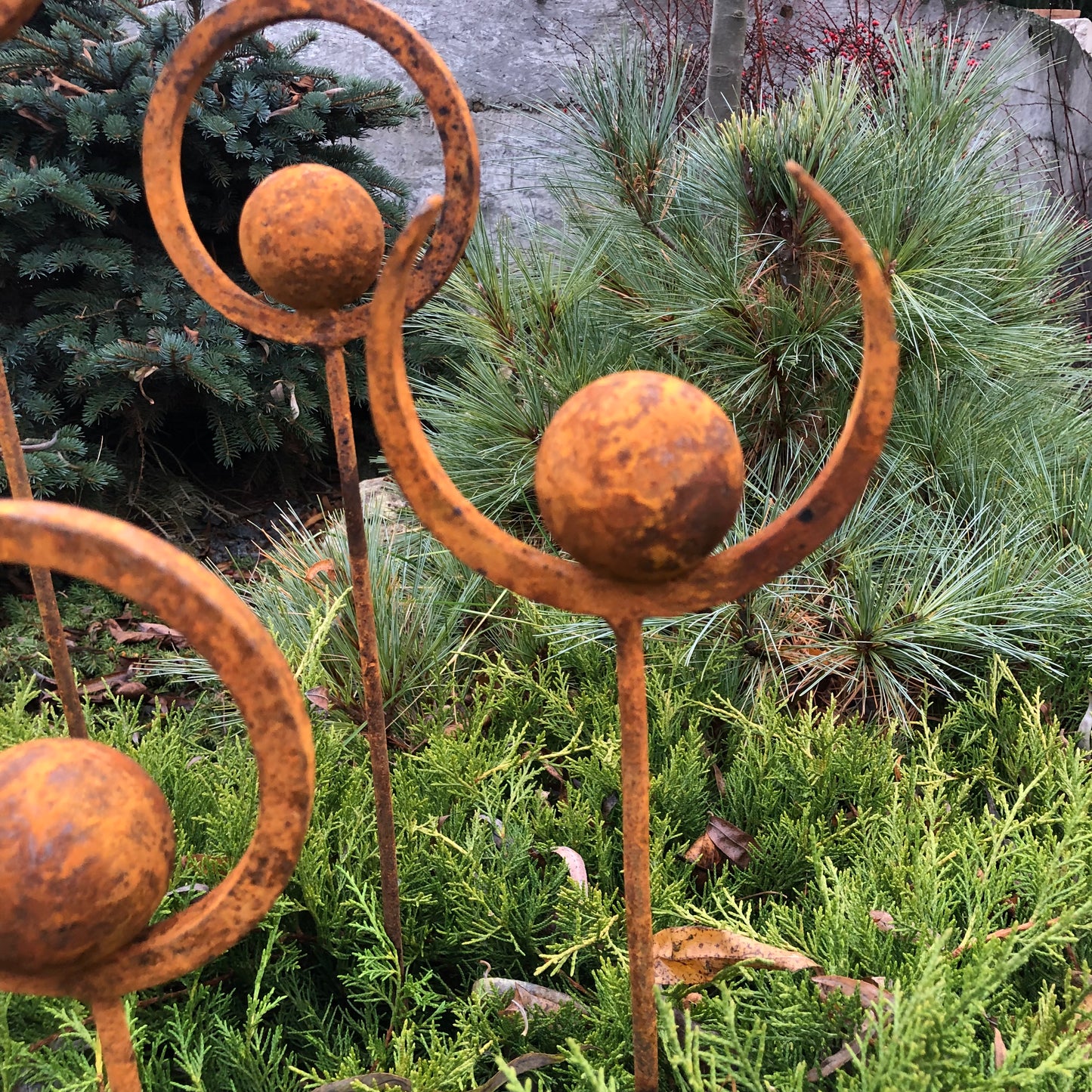 Set of 5 Rusty Metal garden stakes, Rusty garden finials, Metal garden decor, metal yard art, outdoor metal decor, Rusty metal ring decor