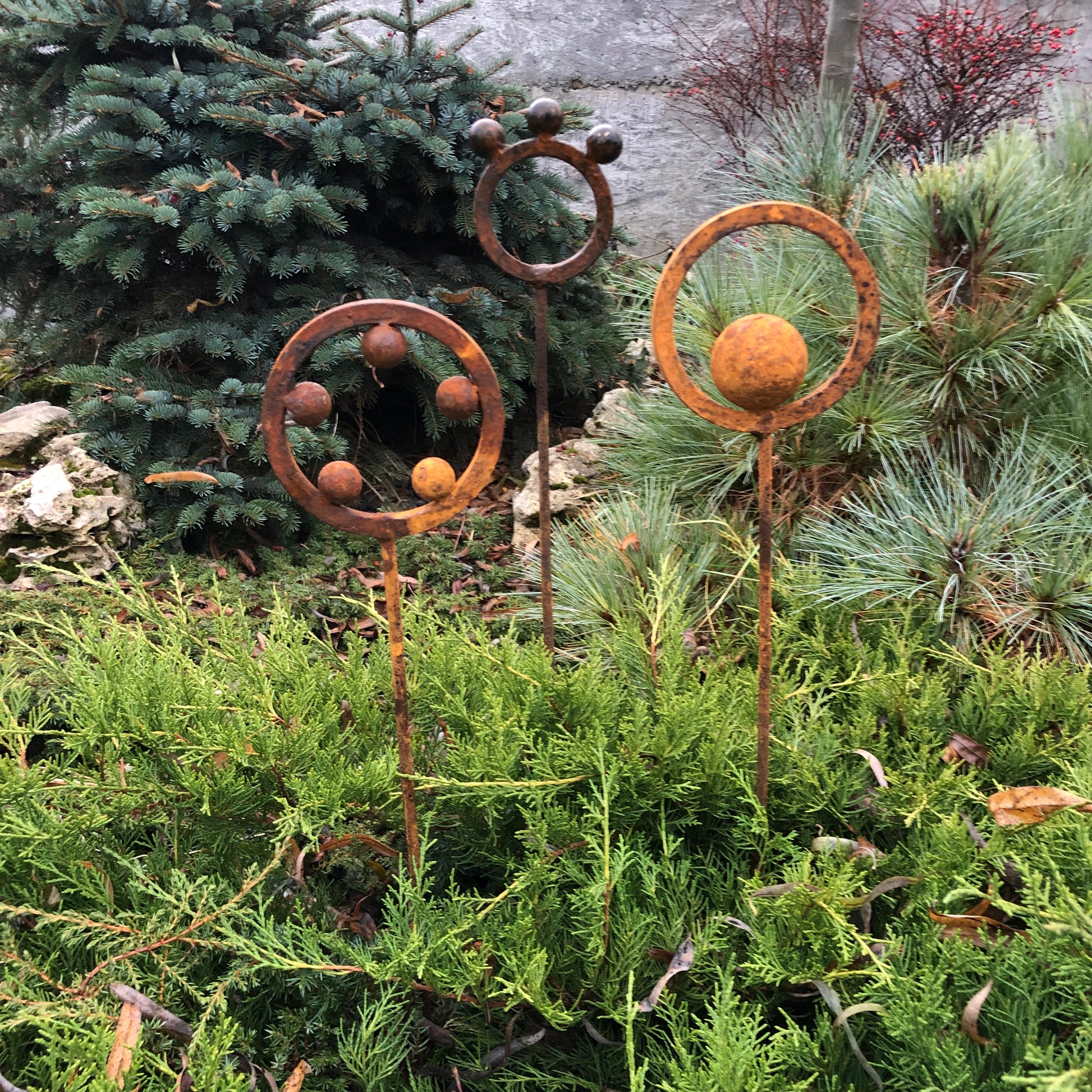 Set of 3 Rusty Metal garden stakes, Rusty garden finials, Metal garden decor, metal yard art, outdoor metal decor, Rusty metal ring decor