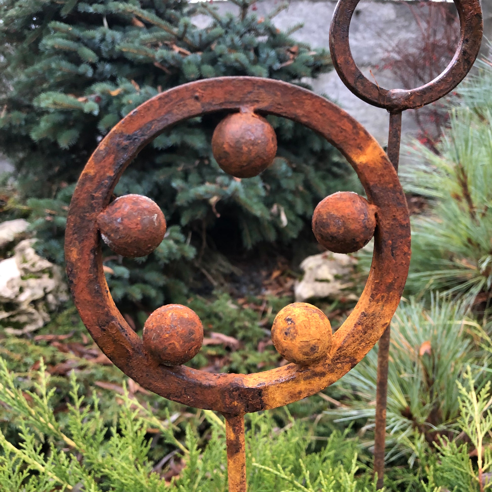 Set of 3 Rusty Metal garden stakes, Rusty garden finials, Metal garden decor, metal yard art, outdoor metal decor, Rusty metal ring decor