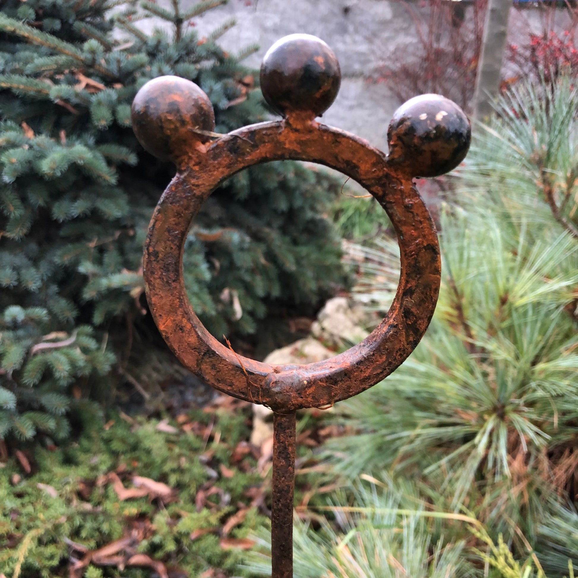 Set of 3 Rusty Metal garden stakes, Rusty garden finials, Metal garden decor, metal yard art, outdoor metal decor, Rusty metal ring decor