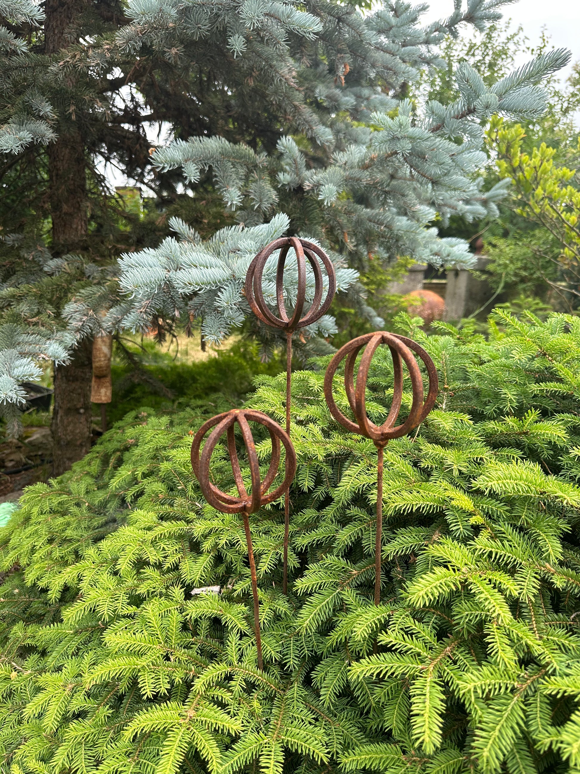 Rustic metal set of 3 will place decorative accent in the garden compositions and landscape, create an atmosphere of romance and coziness in your home.