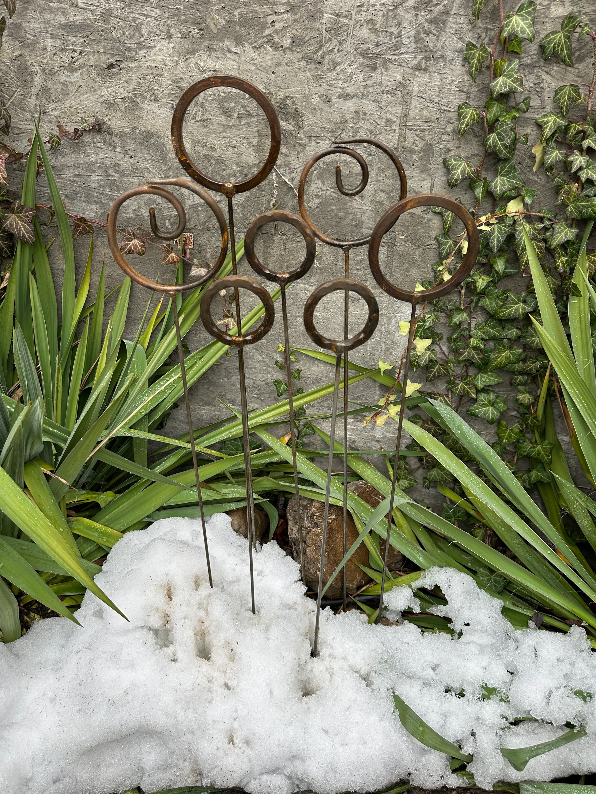 Set of 7 Rusty Metal garden stakes, Rusty garden finials, Metal garden decor, metal yard art, outdoor metal decor, Rusty metal ring decor