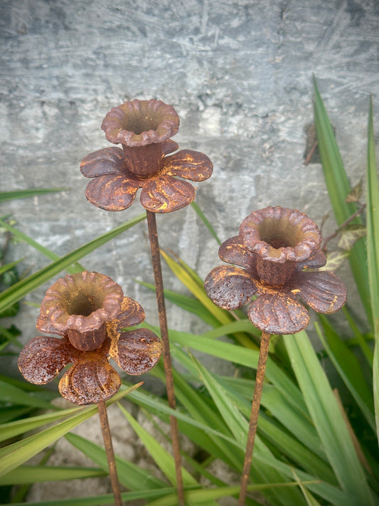 Metal flower garden stake, Rustic Bell-Shaped Flower Décor – Handmade Metal Narcissus Set of 3, Gardening Gift