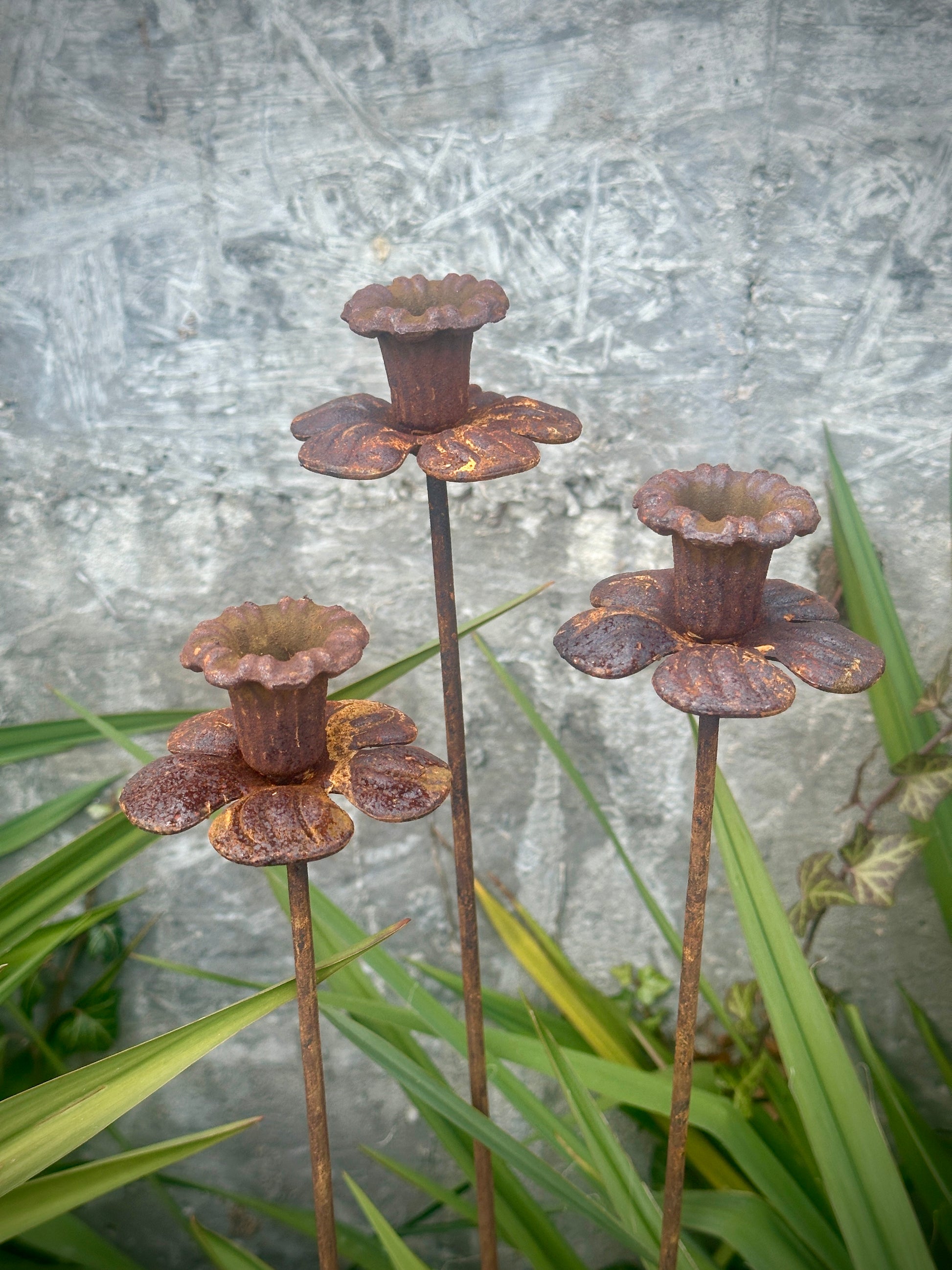 Metal flower garden stake, Rustic Bell-Shaped Flower Décor – Handmade Metal Narcissus Set of 3, Gardening Gift