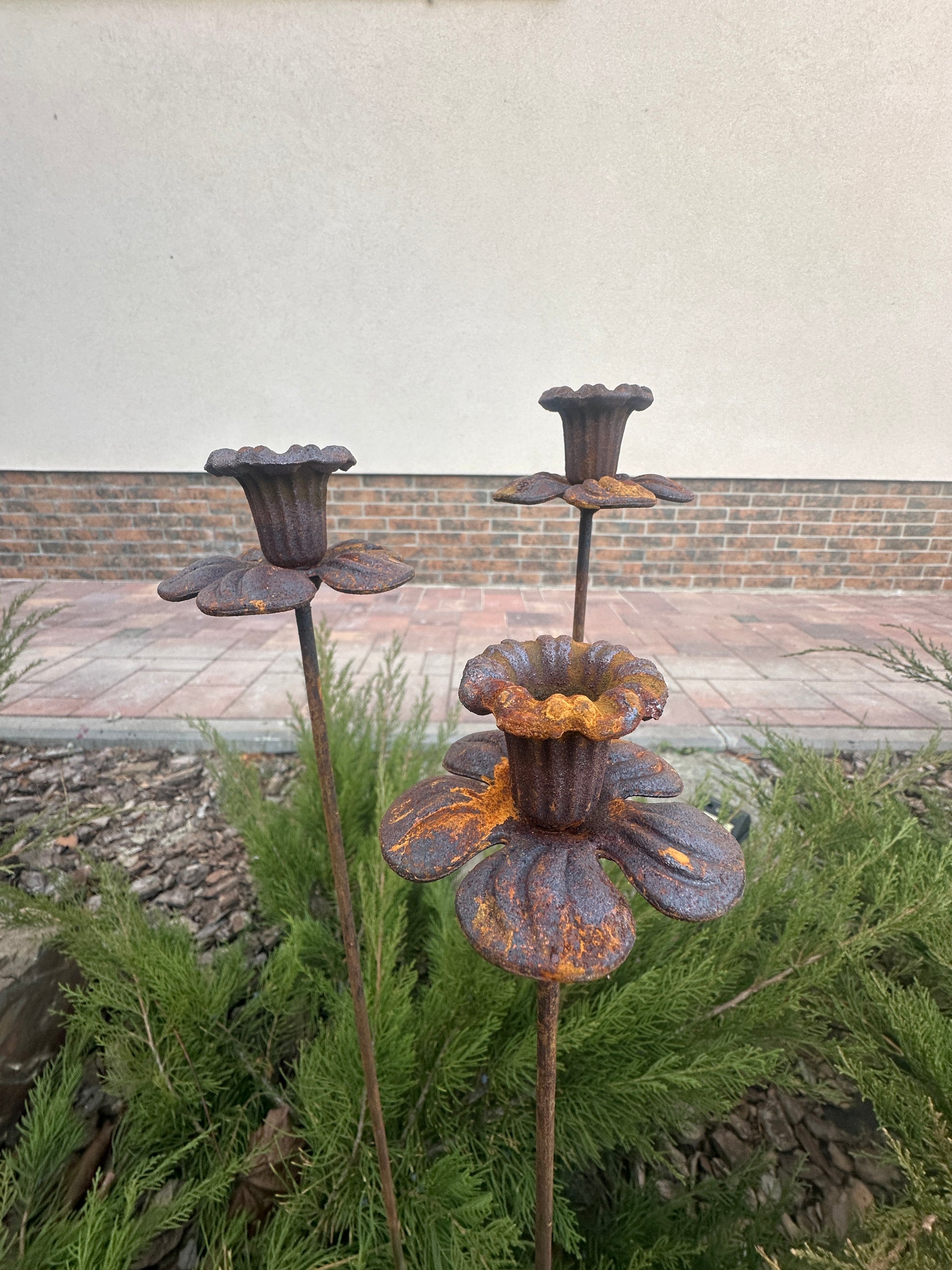 Metal flower garden stake, Rustic Bell-Shaped Flower Décor – Handmade Metal Narcissus Set of 3, Gardening Gift