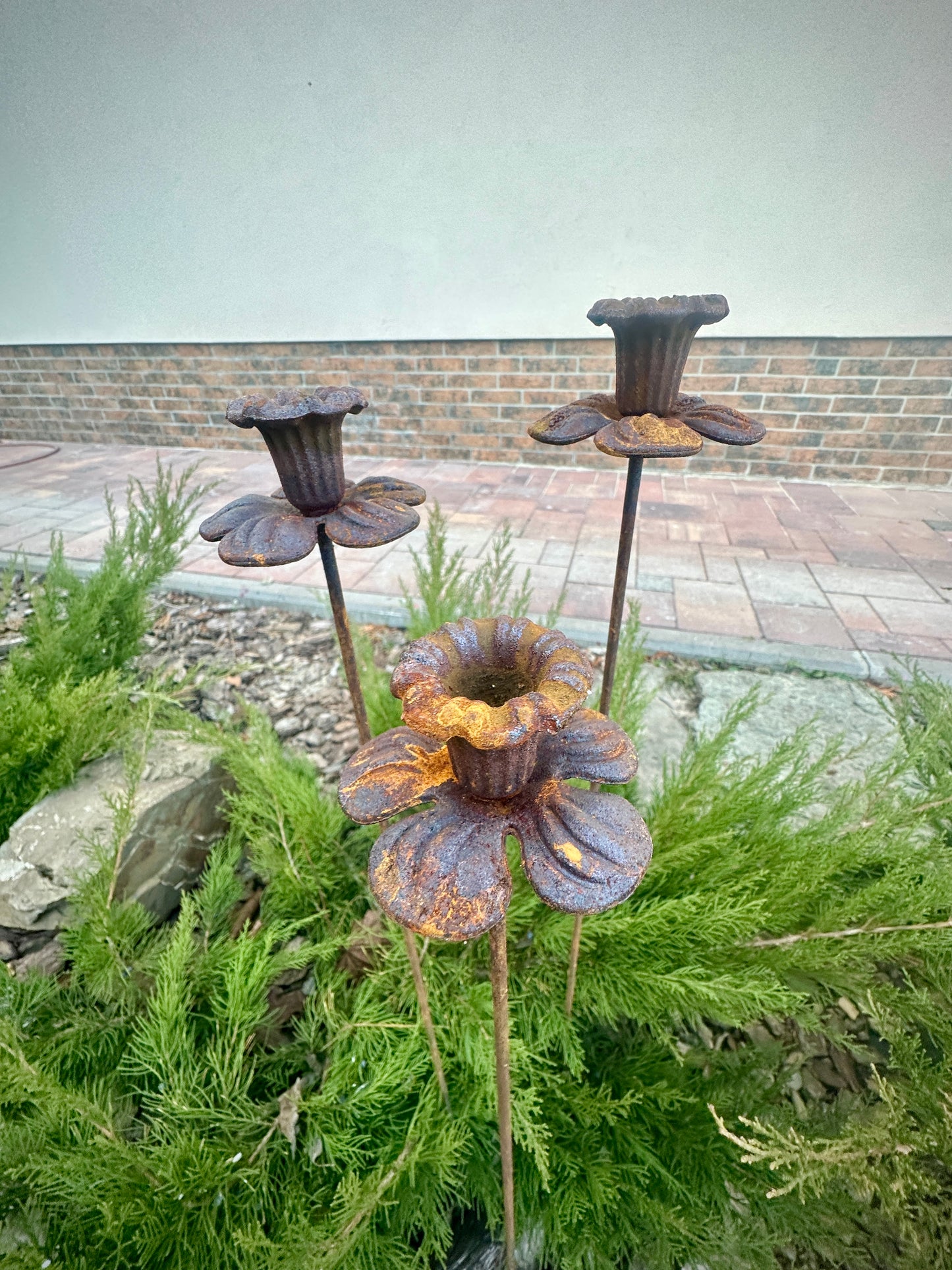 Metal flower garden stake, Rustic Bell-Shaped Flower Décor – Handmade Metal Narcissus Set of 3, Gardening Gift