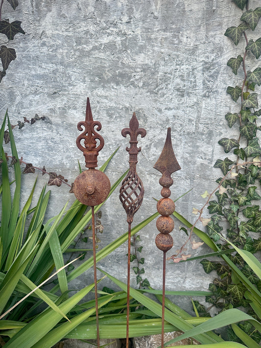 Rusty Garden Finial – Metal Garden Stakes, Rustic Yard Art, Flower Pot Decor, Rustic Yard Art with Fleur-de-lis Design Unique Gift Idea