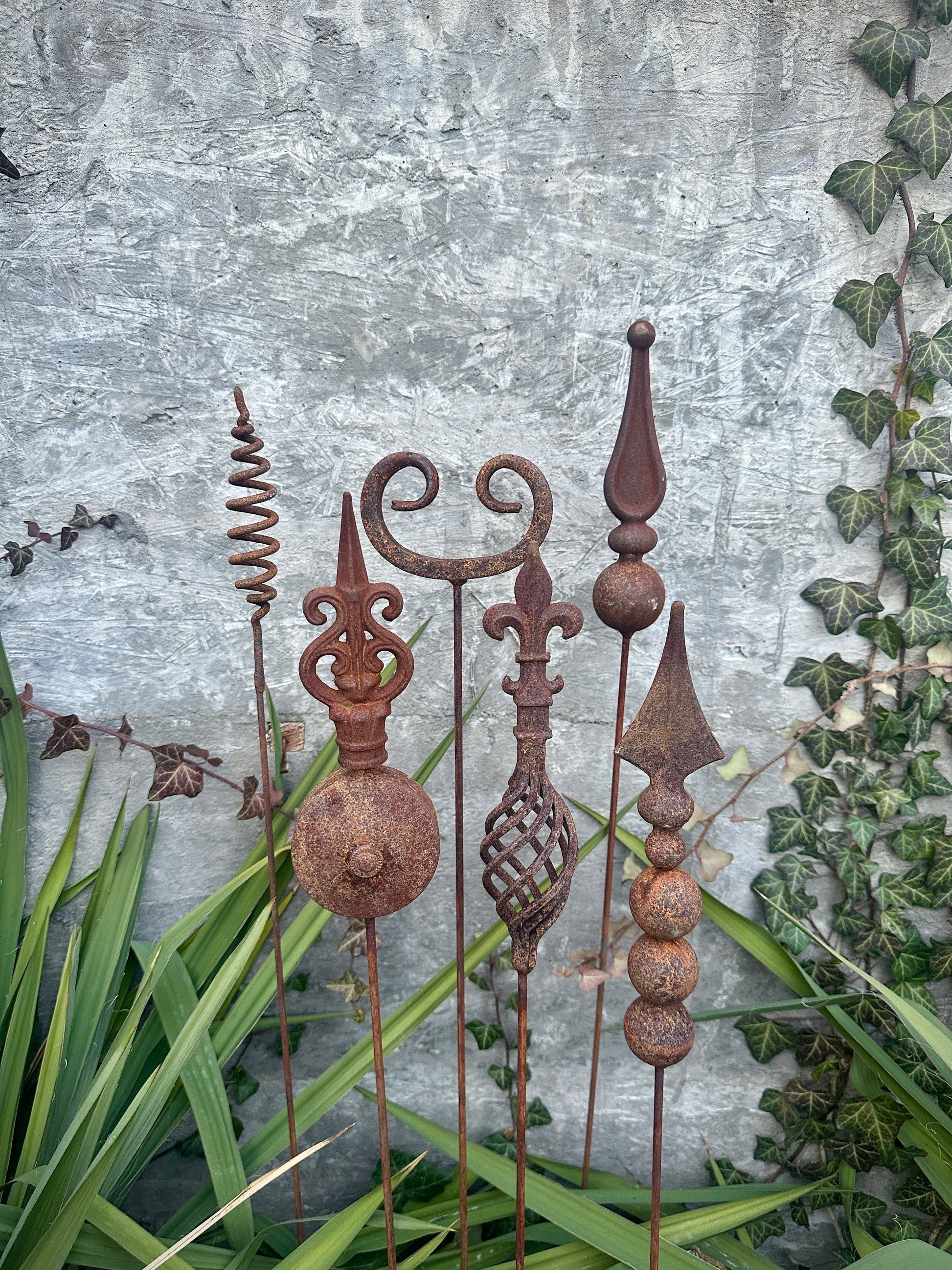 Set of 6 Rustic Metal Garden Stakes – Rusty Peaks, Unique Garden Art, Flower Pot Decor, Gift Idea for Outdoor Spaces