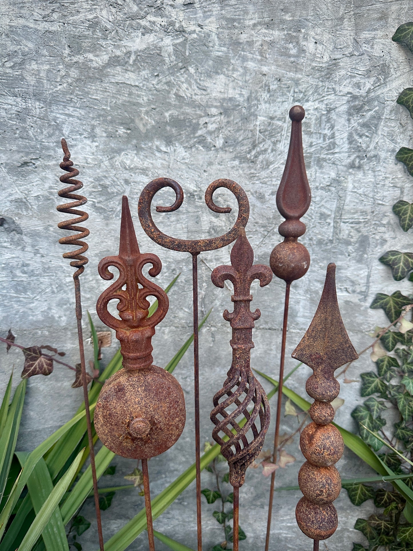 Set of 6 Rustic Metal Garden Stakes – Rusty Peaks, Unique Garden Art, Flower Pot Decor, Gift Idea for Outdoor Spaces