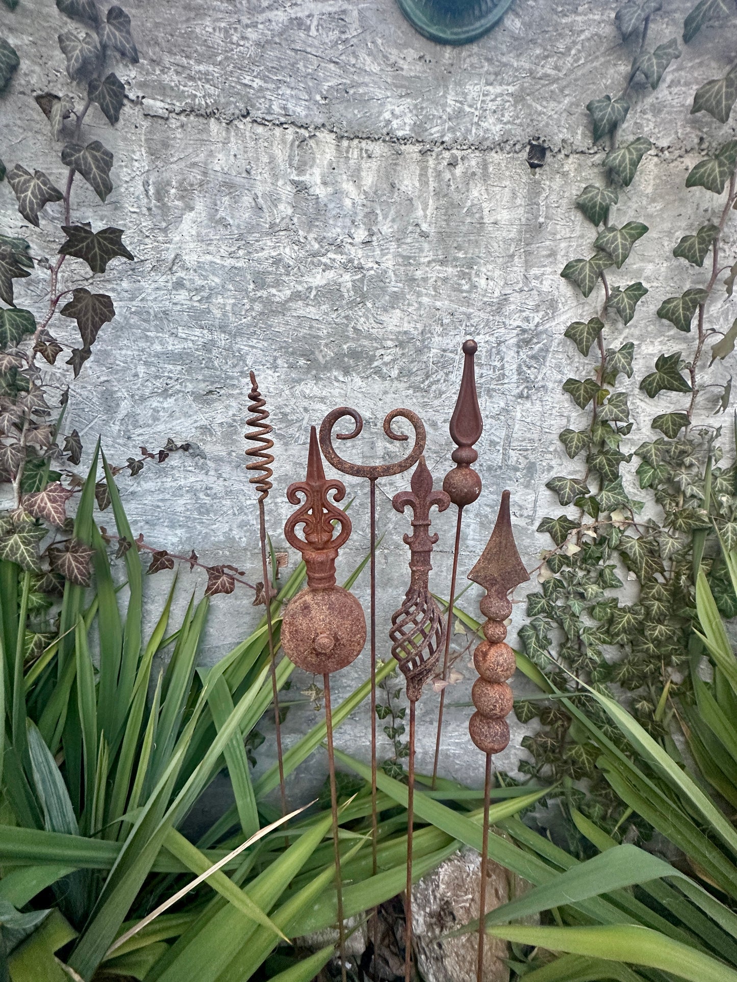 Set of 6 Rustic Metal Garden Stakes – Rusty Peaks, Unique Garden Art, Flower Pot Decor, Gift Idea for Outdoor Spaces