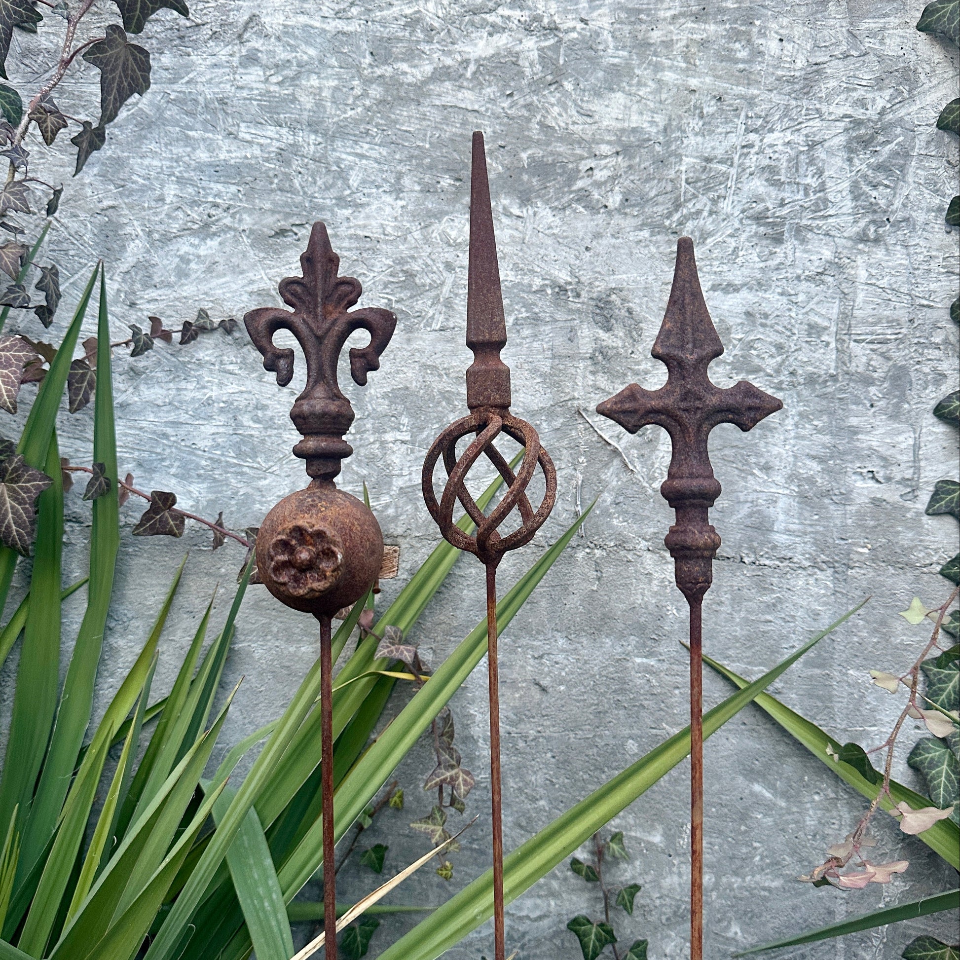 Rusty garden finial, Rusty Metal garden stakes, Metal garden decor, Yard Art, Rustic Yard Stakes, Garden Art, Present Gift Idea Flower Pot