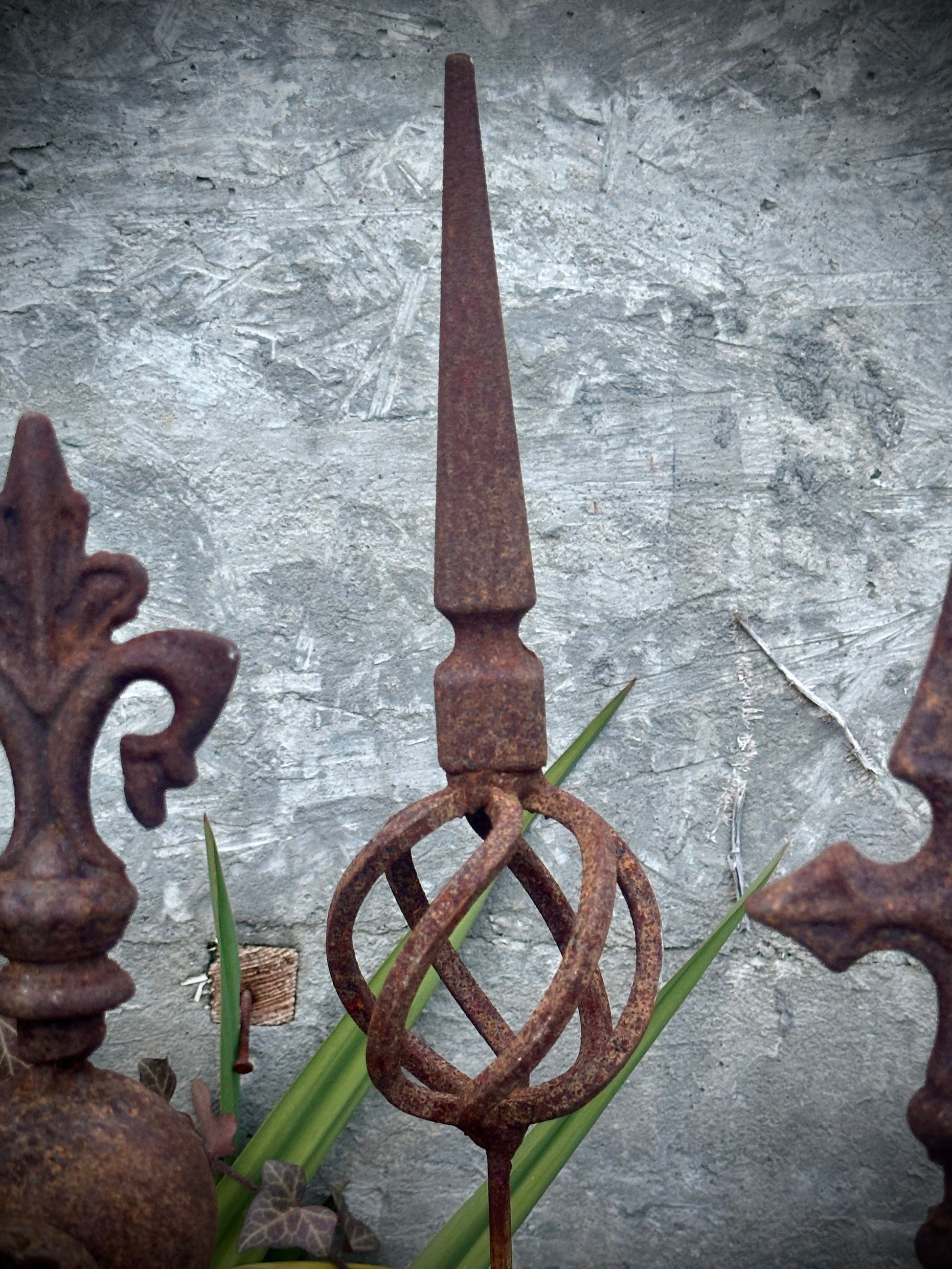 Rusty garden finial, Rusty Metal garden stakes, Metal garden decor, Yard Art, Rustic Yard Stakes, Garden Art, Present Gift Idea Flower Pot