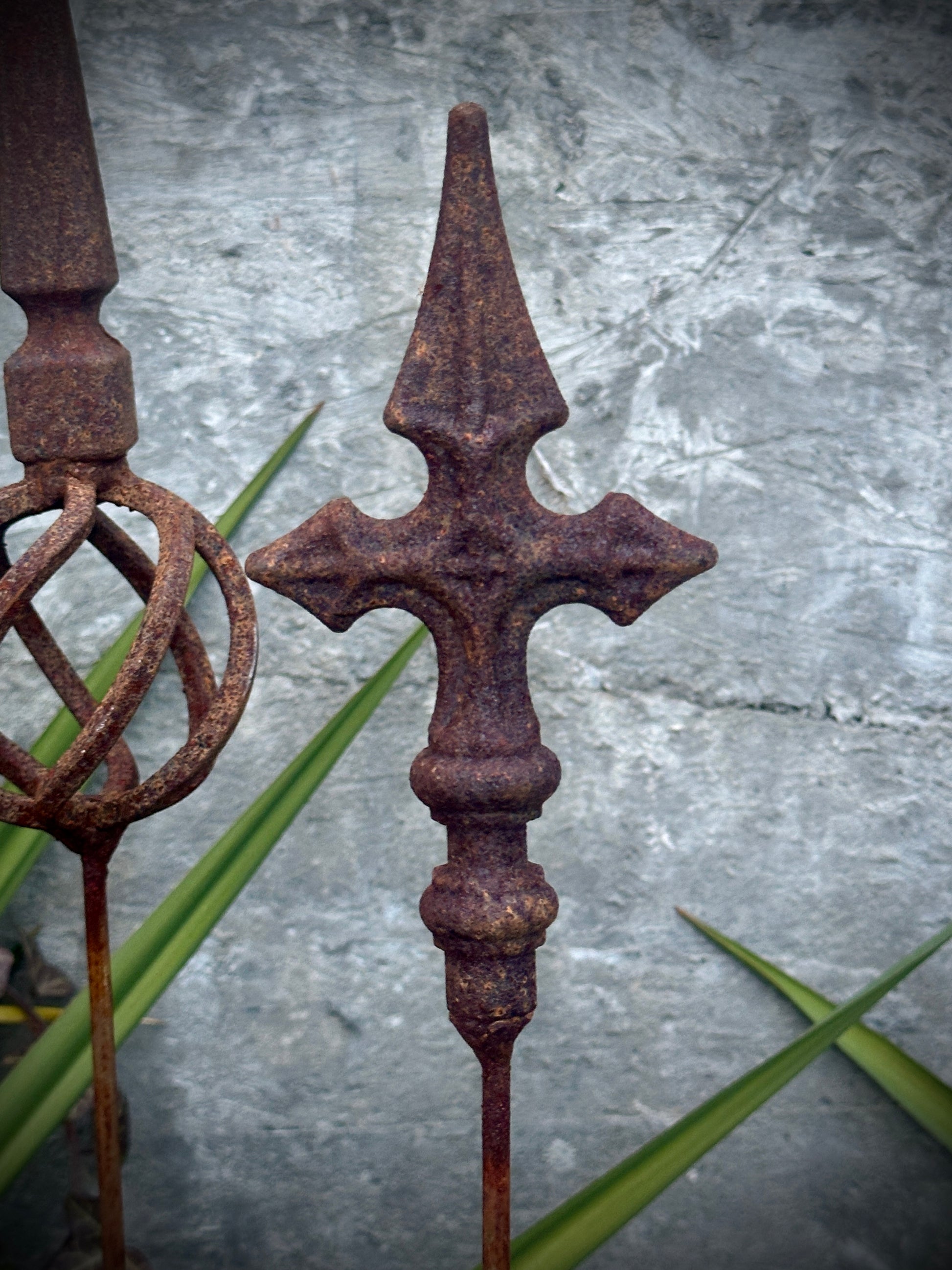 Rusty garden finial, Rusty Metal garden stakes, Metal garden decor, Yard Art, Rustic Yard Stakes, Garden Art, Present Gift Idea Flower Pot