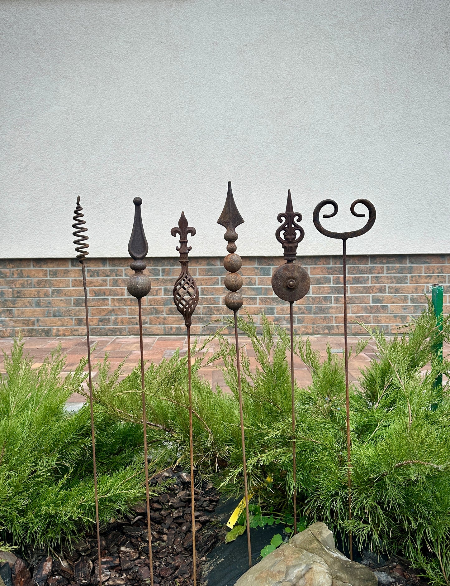 Set of 6 Rustic Metal Garden Stakes – Rusty Peaks, Unique Garden Art, Flower Pot Decor, Gift Idea for Outdoor Spaces