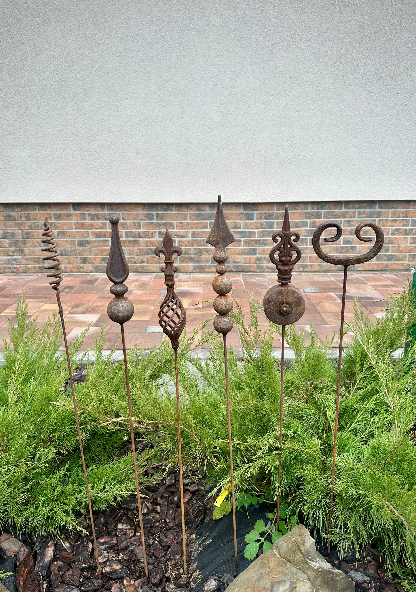 Set of 6 Rustic Metal Garden Stakes – Rusty Peaks, Unique Garden Art, Flower Pot Decor, Gift Idea for Outdoor Spaces