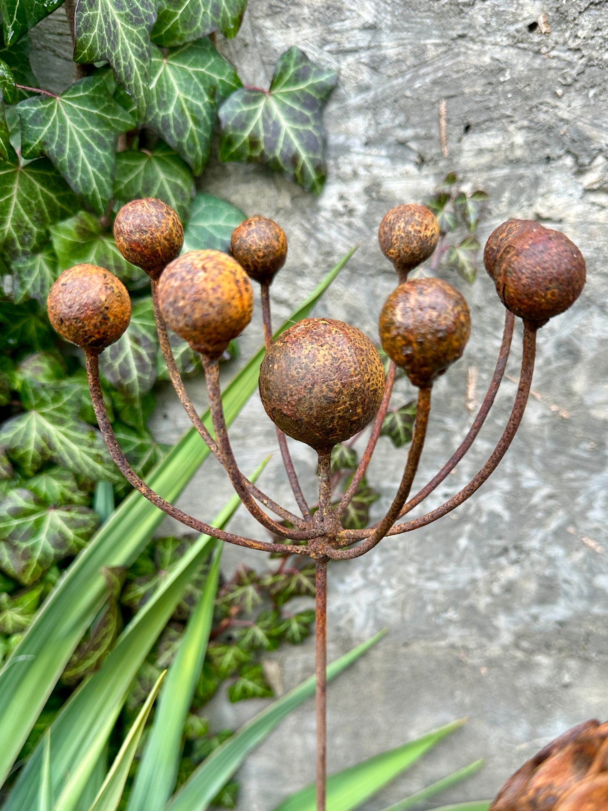 Set of 8 Rustic Metal Flower Sculptures – Handmade Garden Stakes, Decorative Landscaping Art, Bee & Butterfly Friendly, Garden Decoration