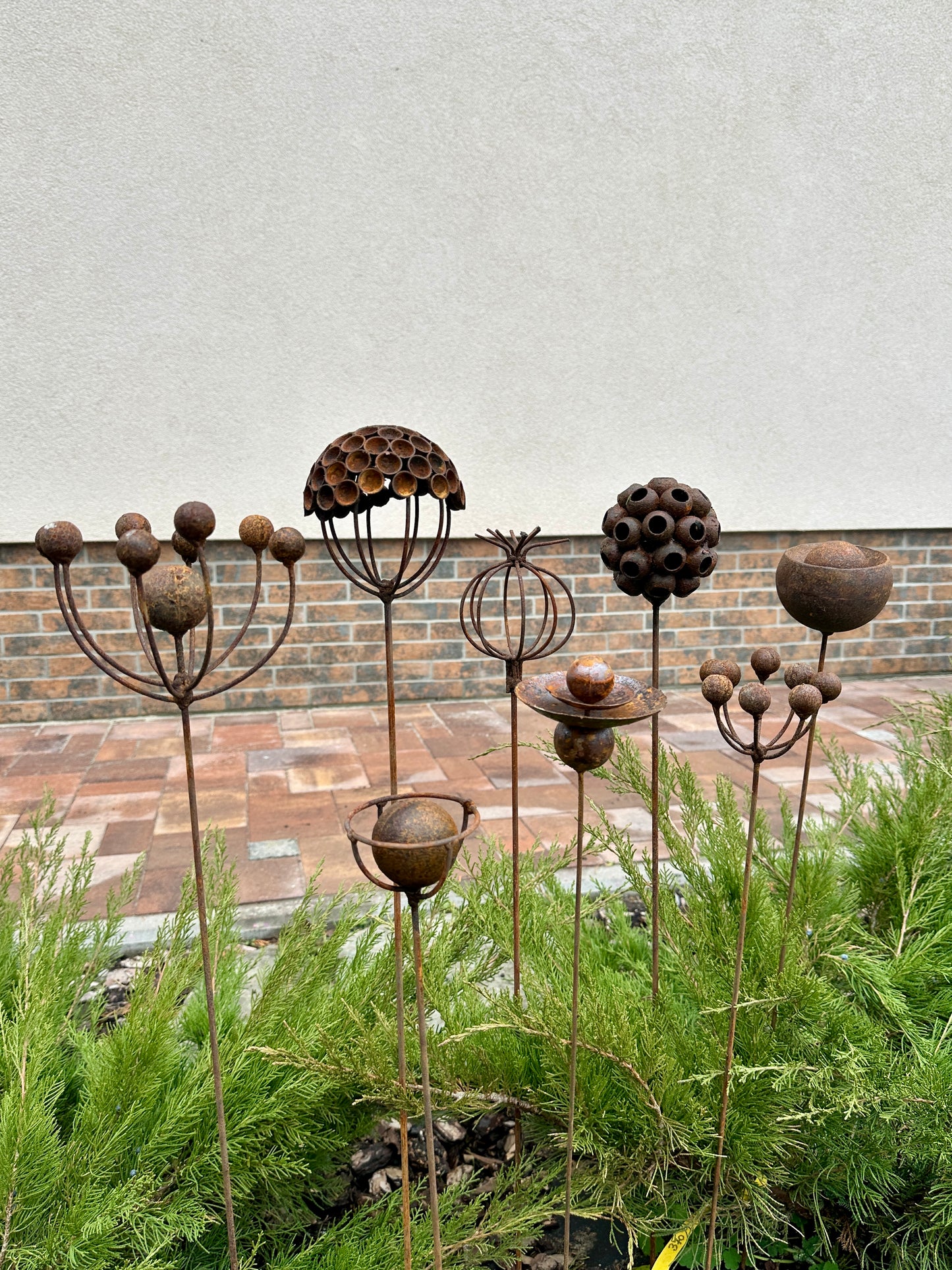 Set of 8 Rustic Metal Flower Sculptures – Handmade Garden Stakes, Decorative Landscaping Art, Bee & Butterfly Friendly, Garden Decoration