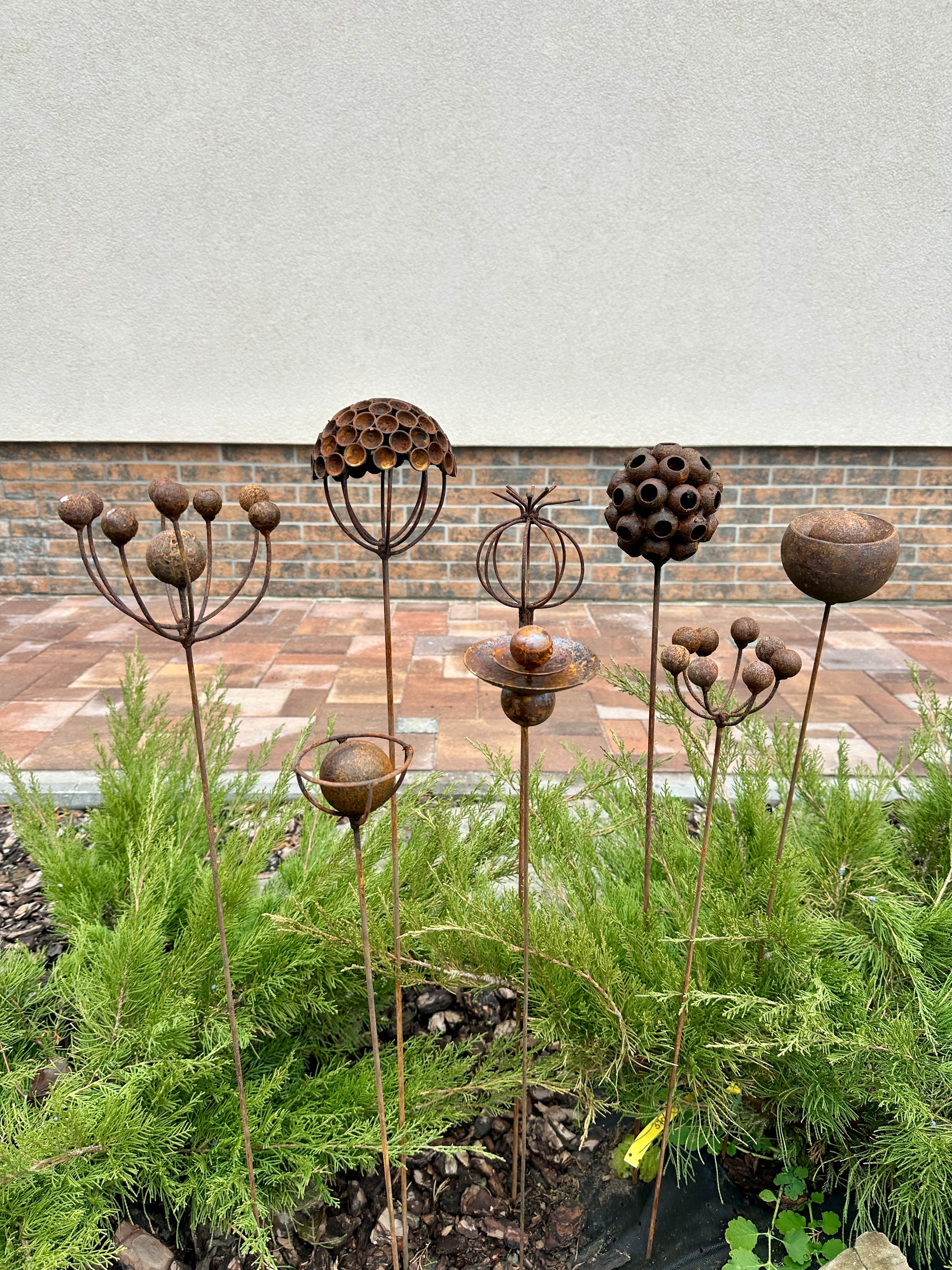 Set of 8 Rustic Metal Flower Sculptures – Handmade Garden Stakes, Decorative Landscaping Art, Bee & Butterfly Friendly, Garden Decoration